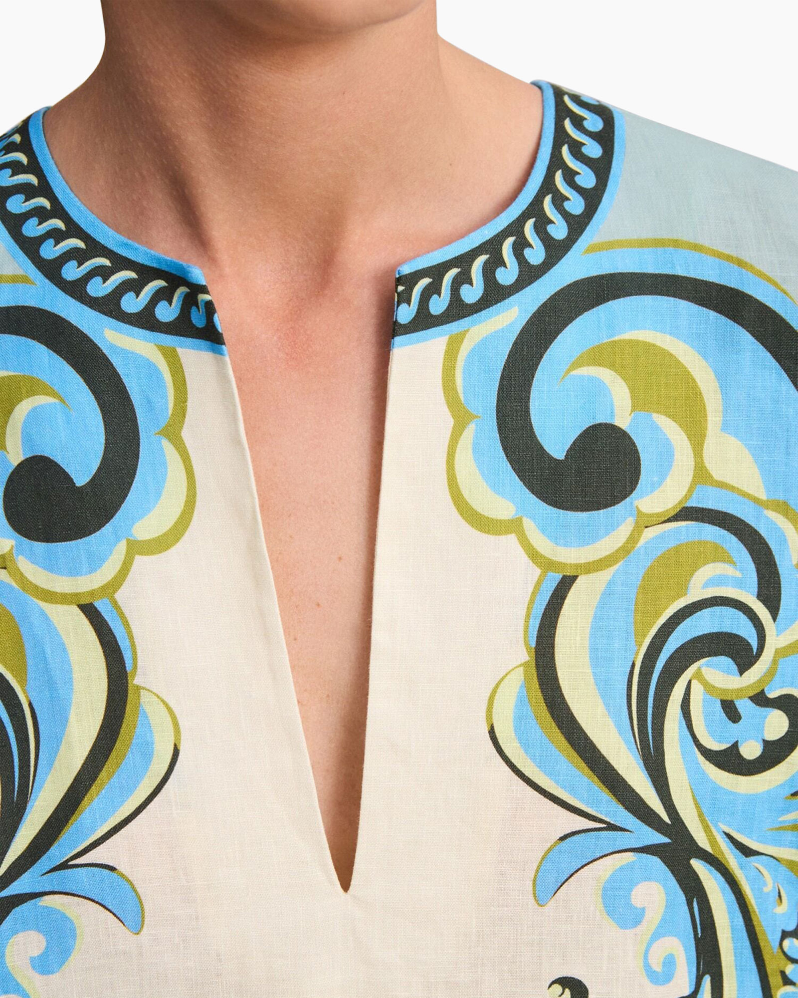 v-hals, diepte halslijn, geprint patroon, blauwe accenten, beige top
