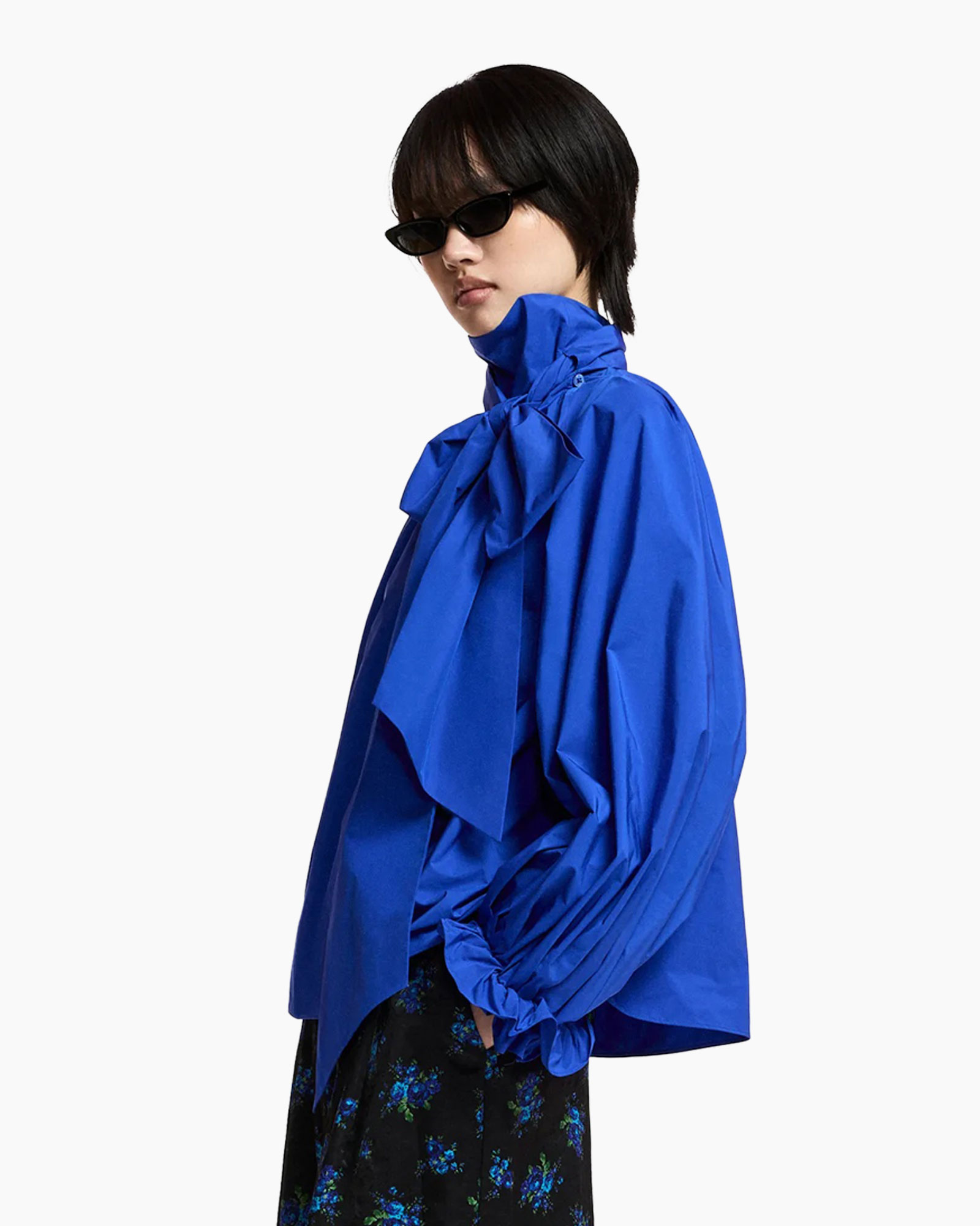 blauw blouse, pofmouw, hoge kraag, strikdetail, elastische zoom