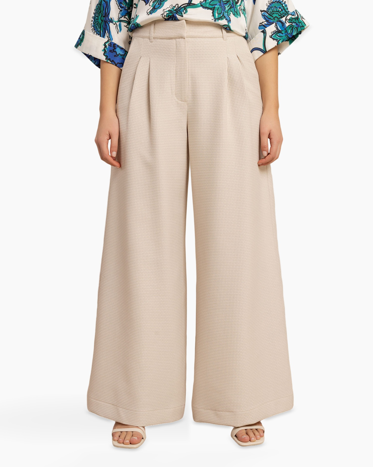 beige broek, wijd uitlopend, geplooid, tailleband, volledige lengte