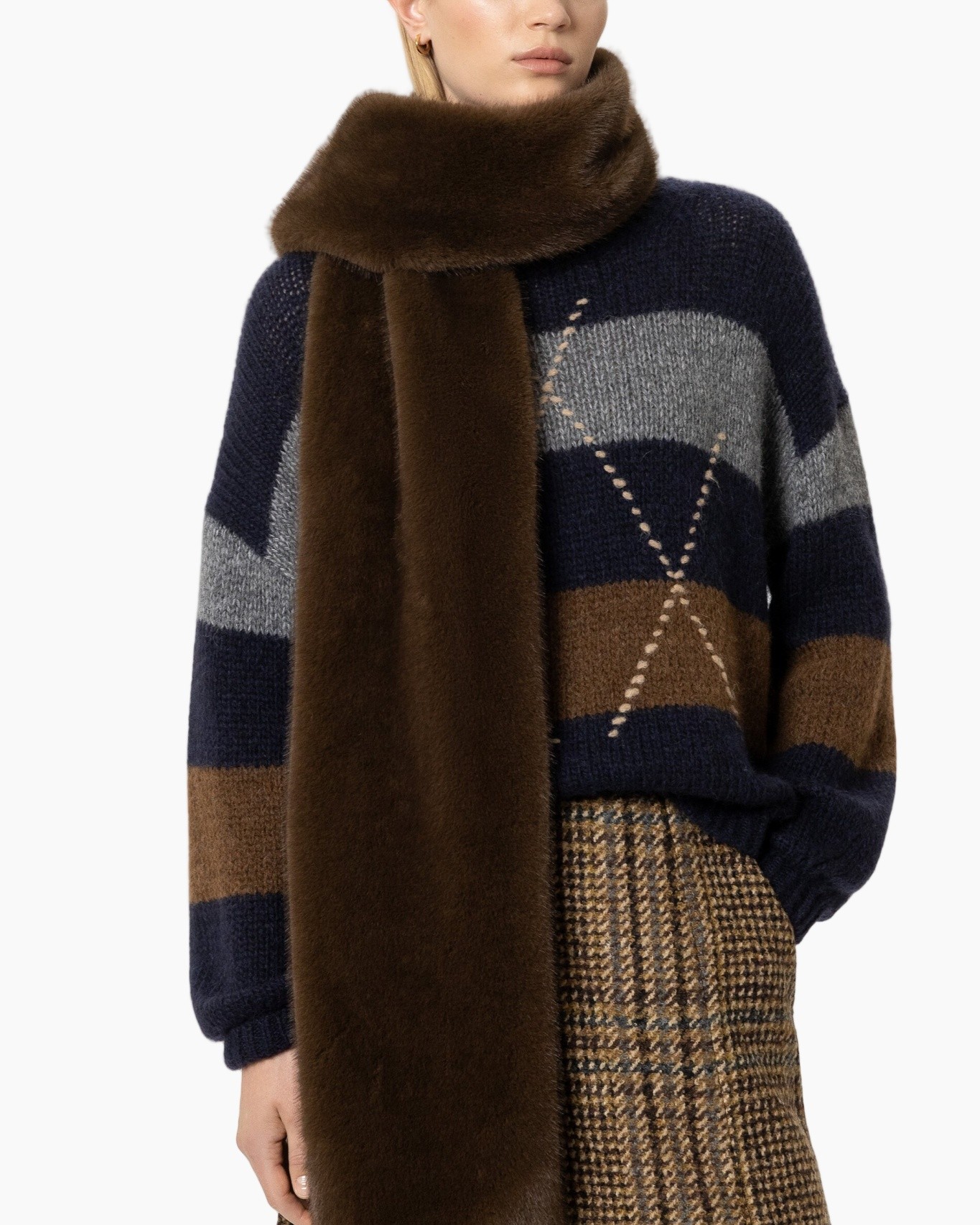 _sjaal, bruin sjaal, vacht sjaal, brei trui, plaid rok