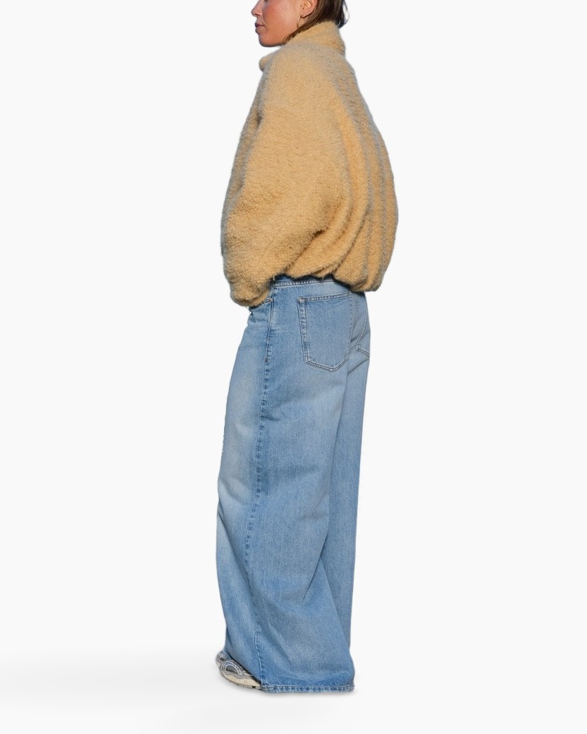 teddy jas, vlage jas, oversized spijkerbroek, licht denim, zijkant profiel