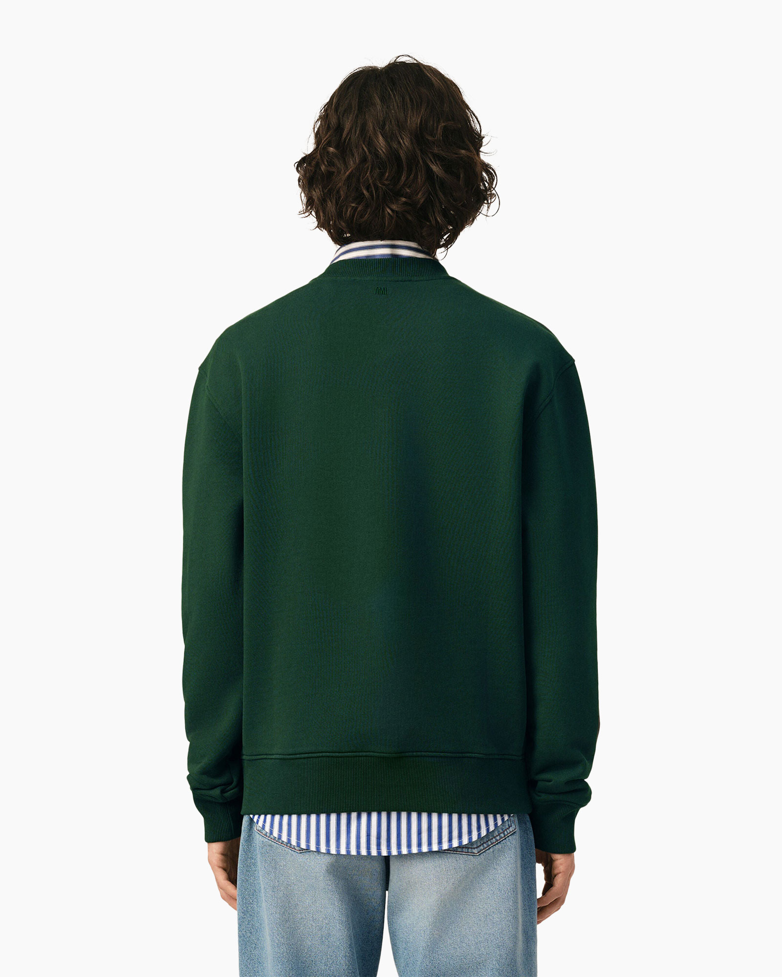 groene trui, rond hals, lange mouwen, gestreepte blouse, zonnebril