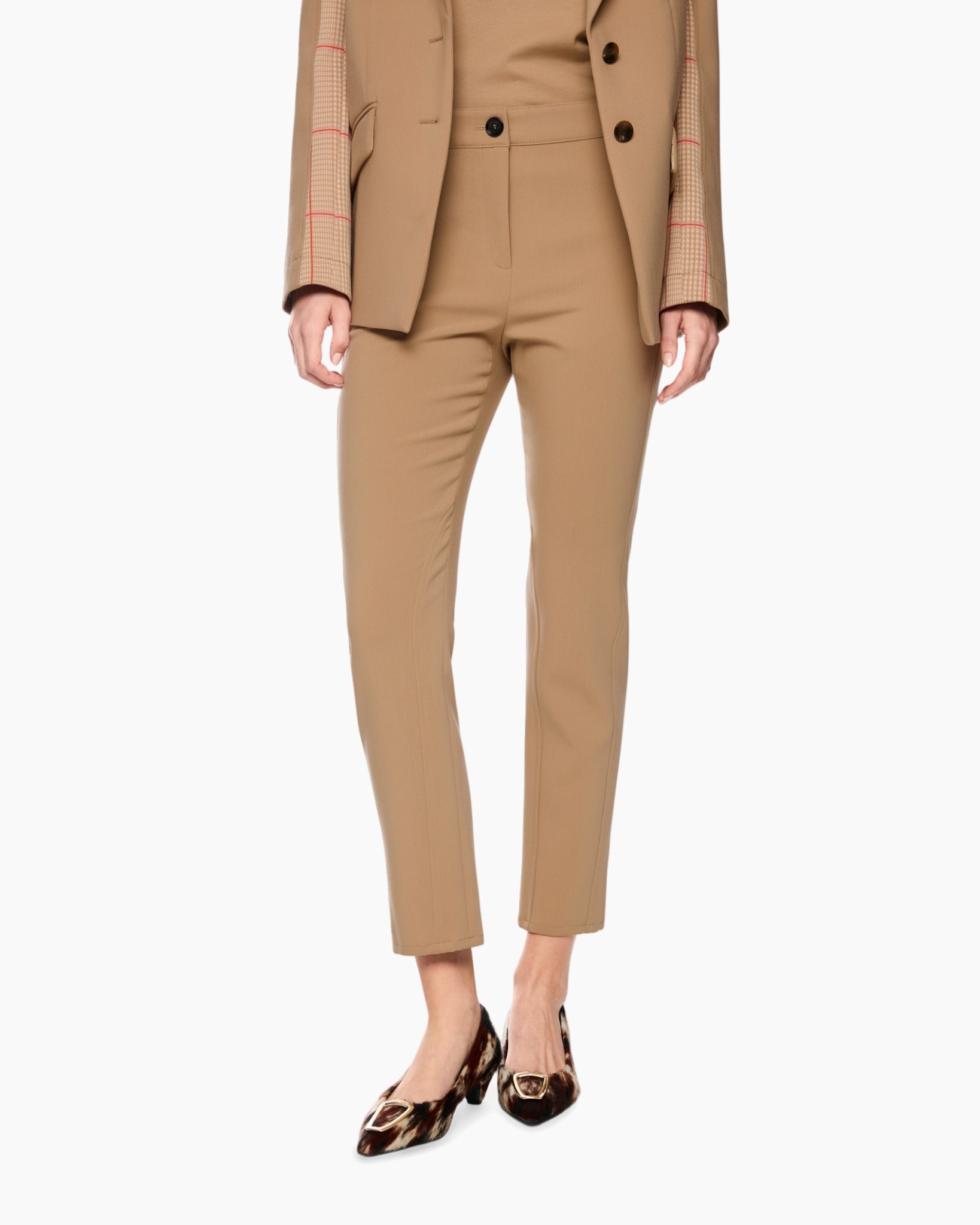 beige broeken, op maat gemaakte pantalon, enkellaarzen?