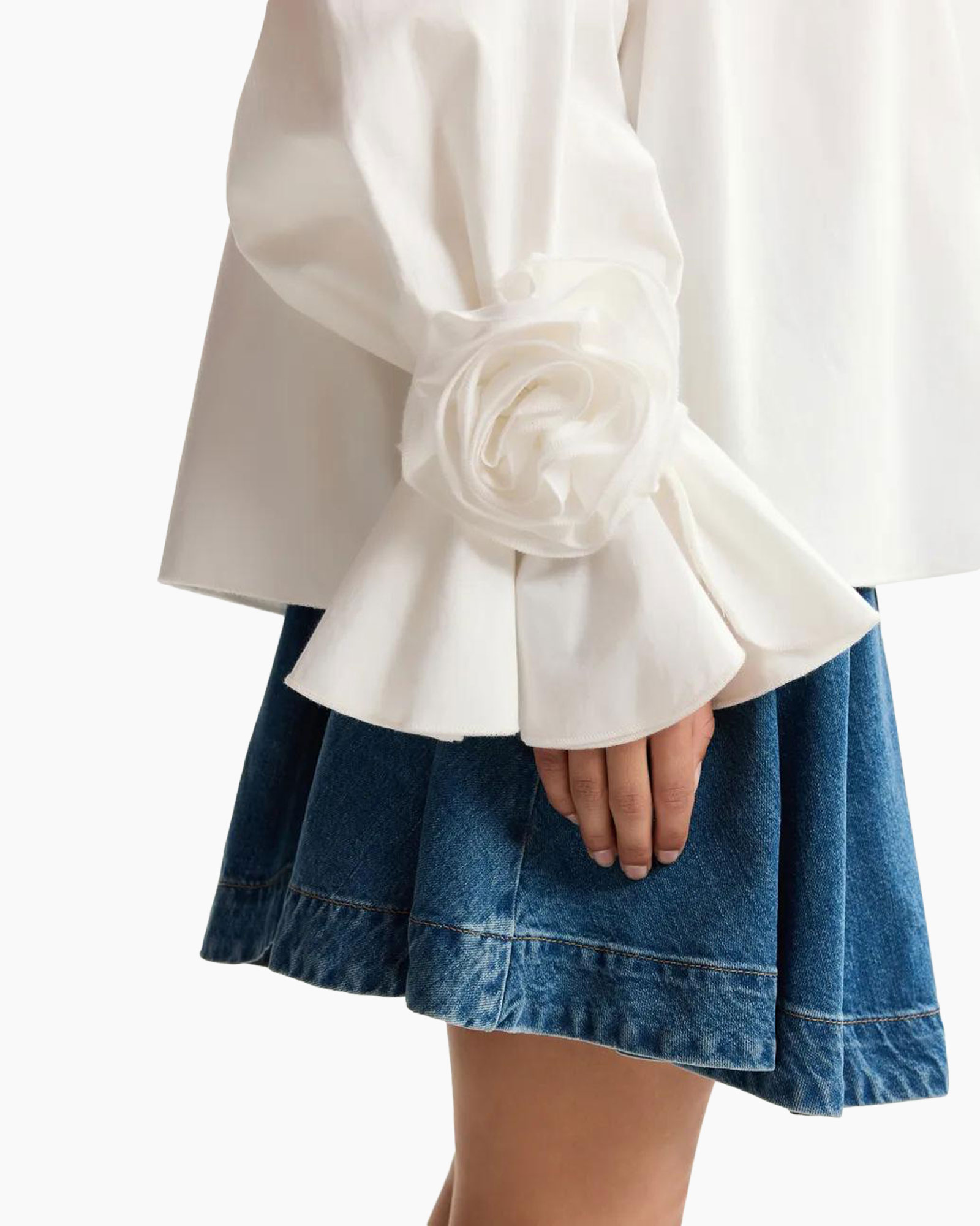 witte blouse, gerafelde mouw, roosvormige mouw, denimmen rok, minirok