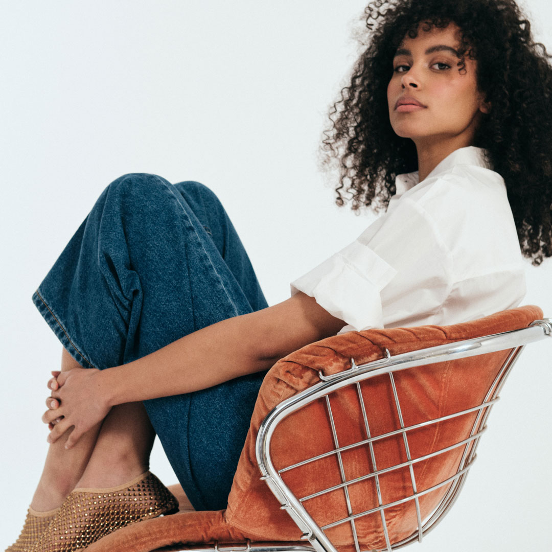 spijkerbroek, denim, witte blouse, armstoel, slingstoel