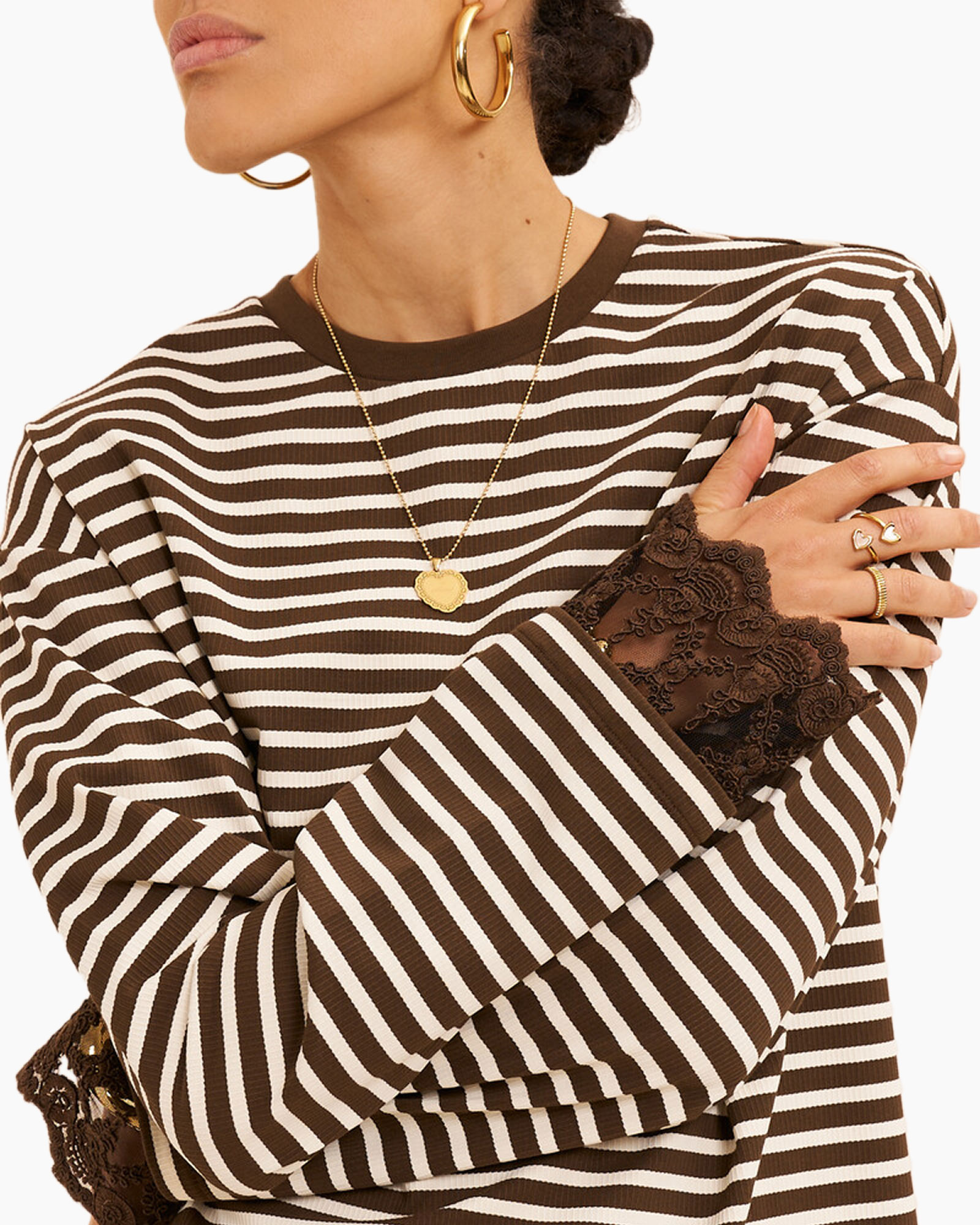 gestreepte trui, bruin wit, lange mouw, kantmanchet, gouden sieraden