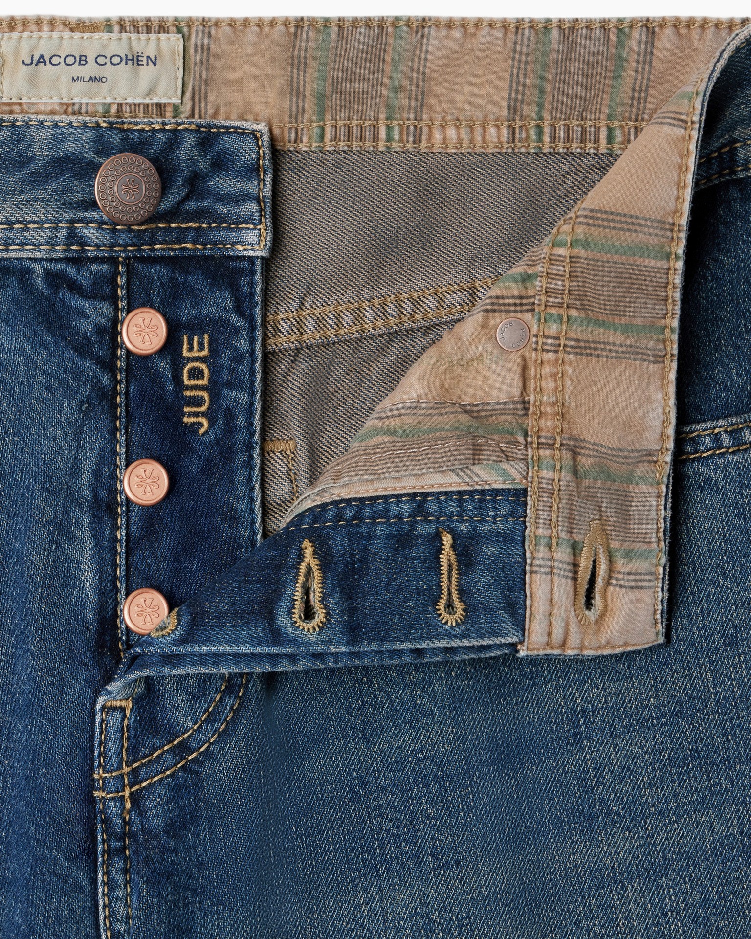 denim, jeans, knoopvoorvlak, bruine stiksels, gevouwen tailleband