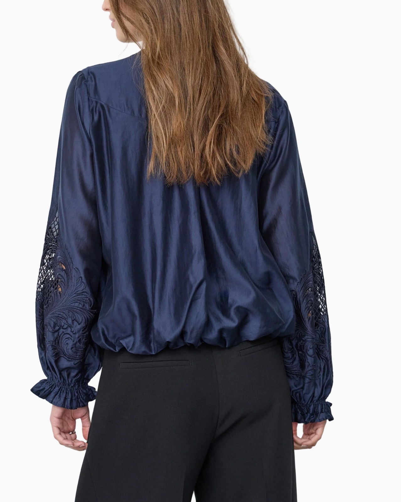 satijnen blouse, marineblauw, V-hals, lange mouwen, geborduurde mouwen