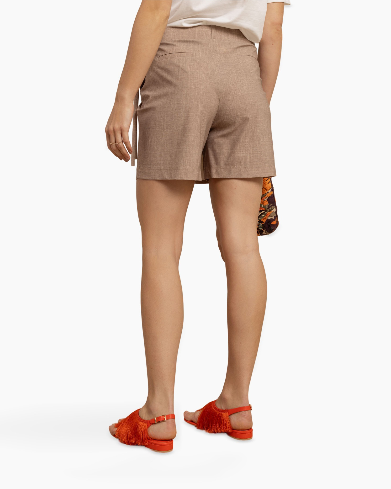 broek shorts, beige, linnen, getailleerd, sandalen