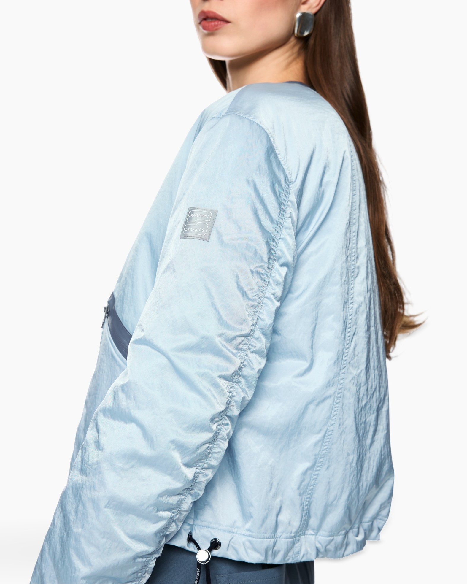 lichtblauwe jas, windbreaker, gevulde jas, lange mouw, metalen badge