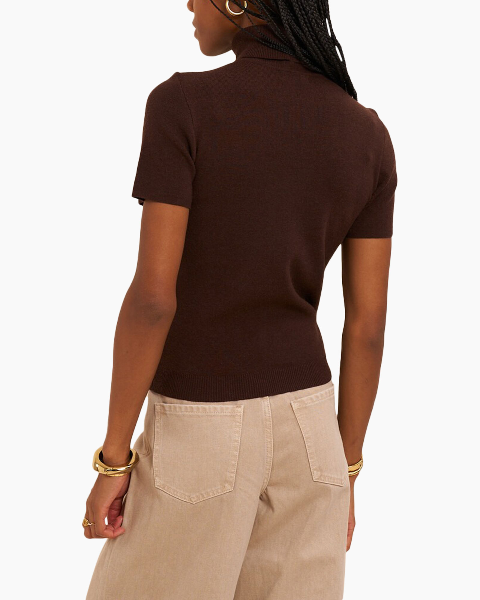 rol-turtleneck, korte-mouw, bruin, gouden-sieraden, beige-broek