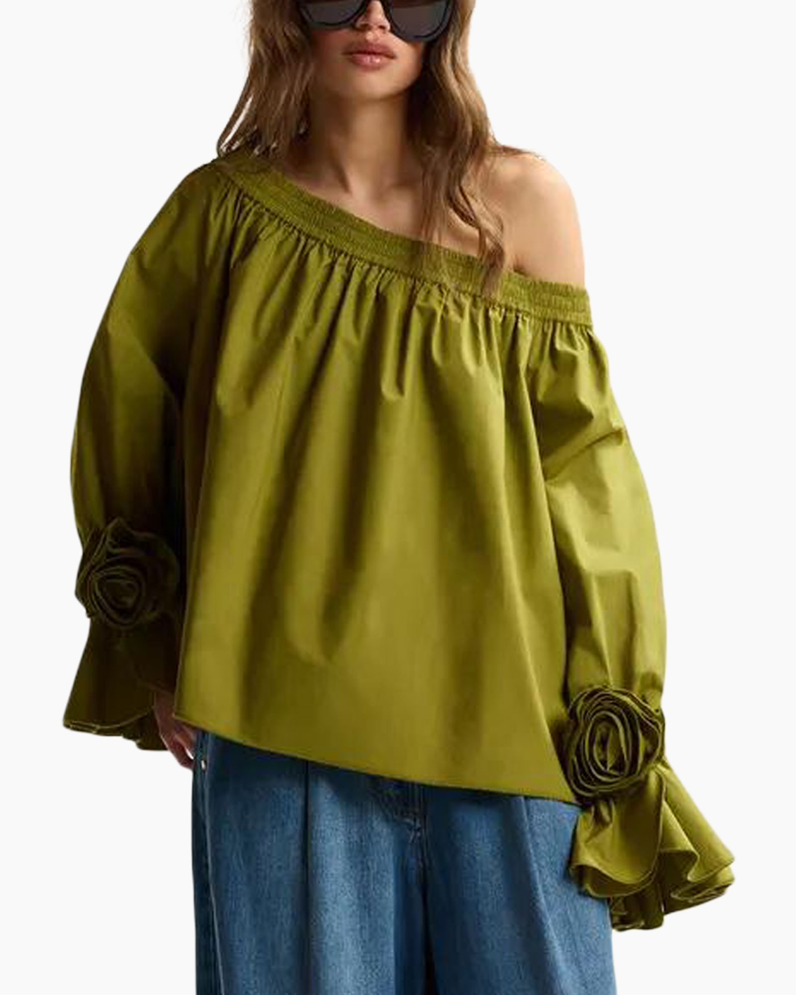 schouderbepaalde, olijfgroen, blouse, gerafelde mouwen, rozetaccent