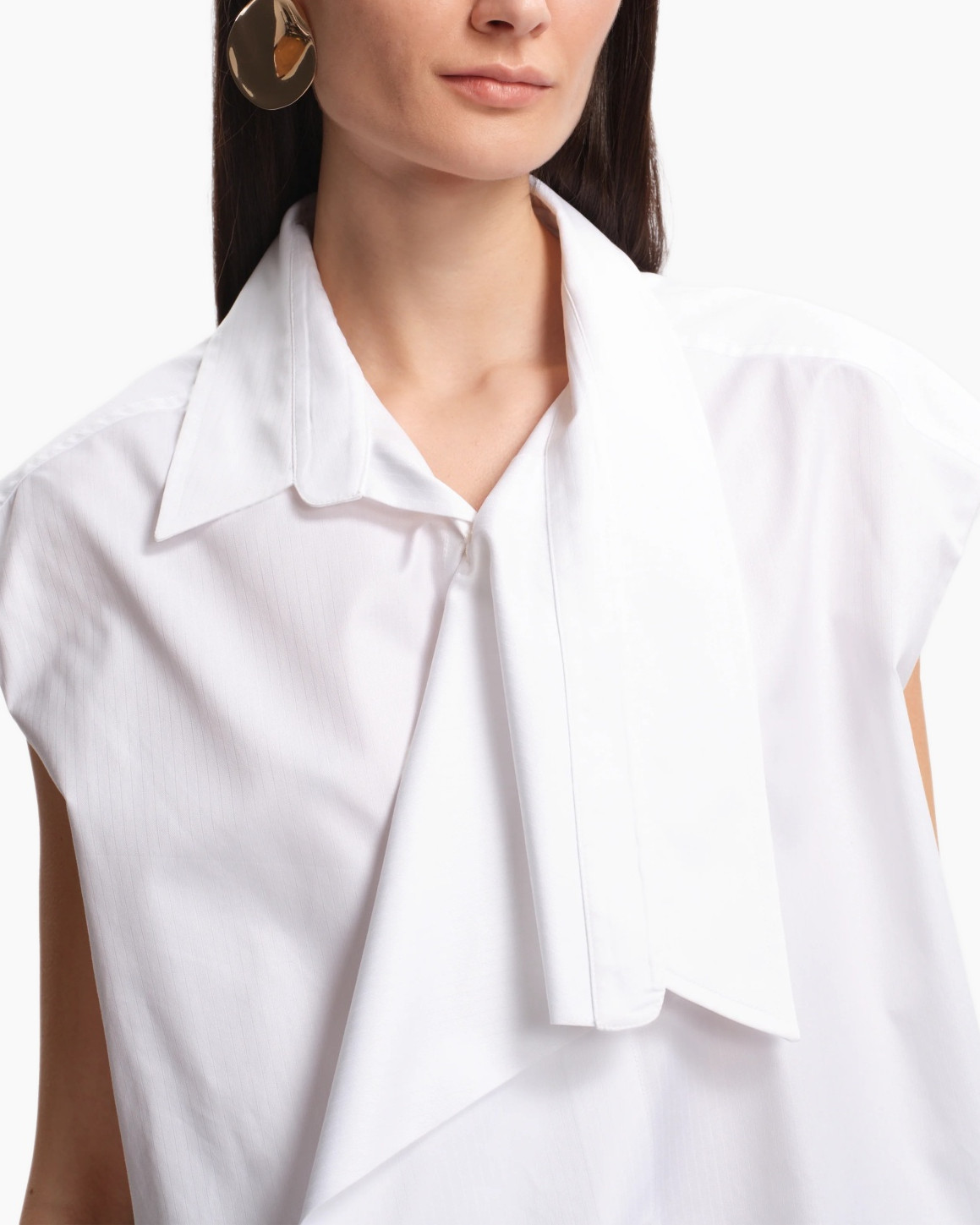 witte blouse, kraag, sjaaldetail, mouwloos, minimalistisch