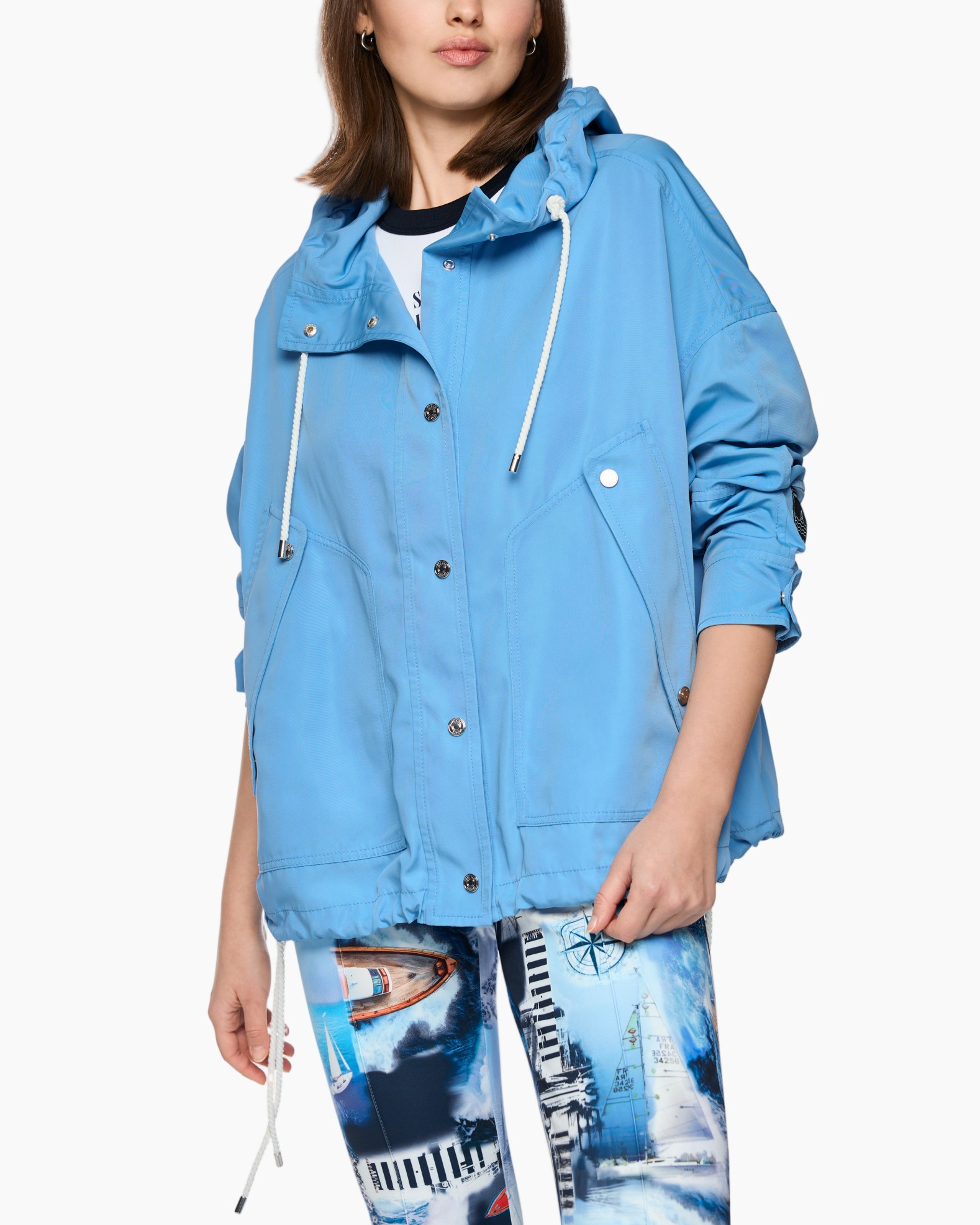 lichtblauwe jas, capuchon jas, trekkoord capuchon, voorzakken, weerbestendig