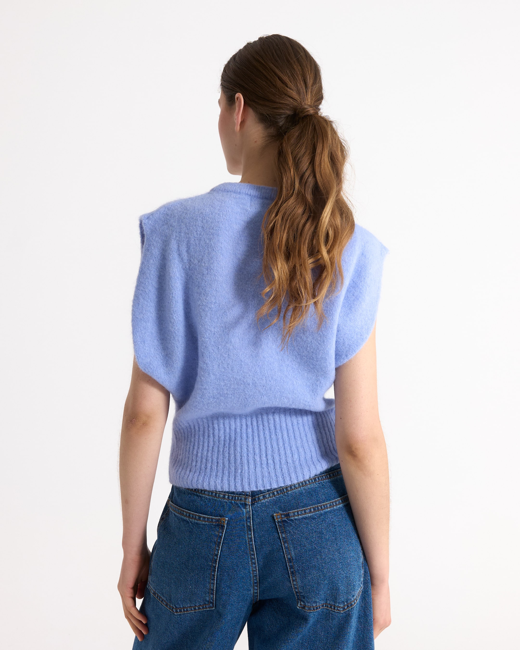 trui zonder mouwen, lichtblauw, gebreid, geribbelde zoom, denim jeans