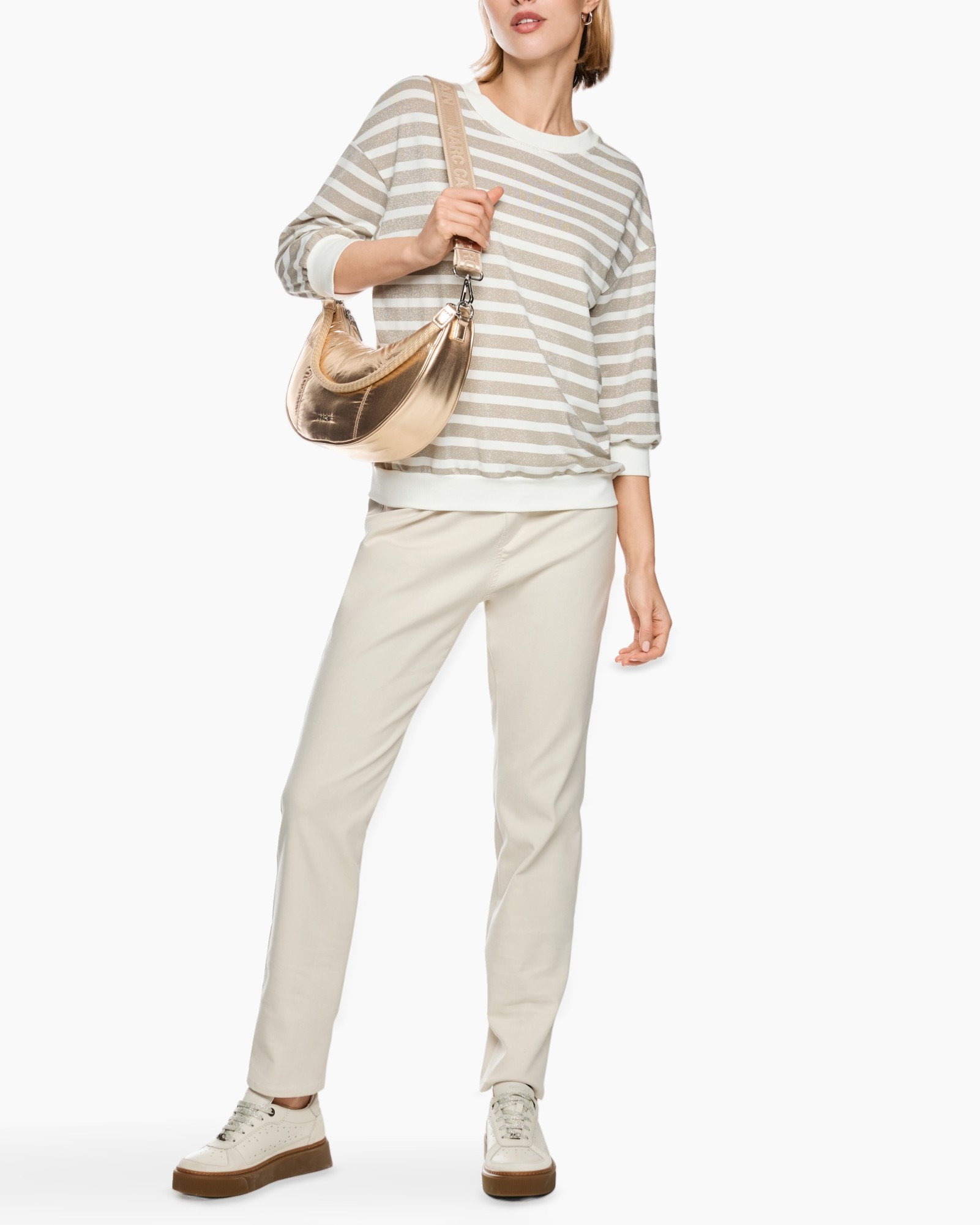 gestreepte trui, beige strepen, rondes hals, lichte broek, schoudertas crossbody