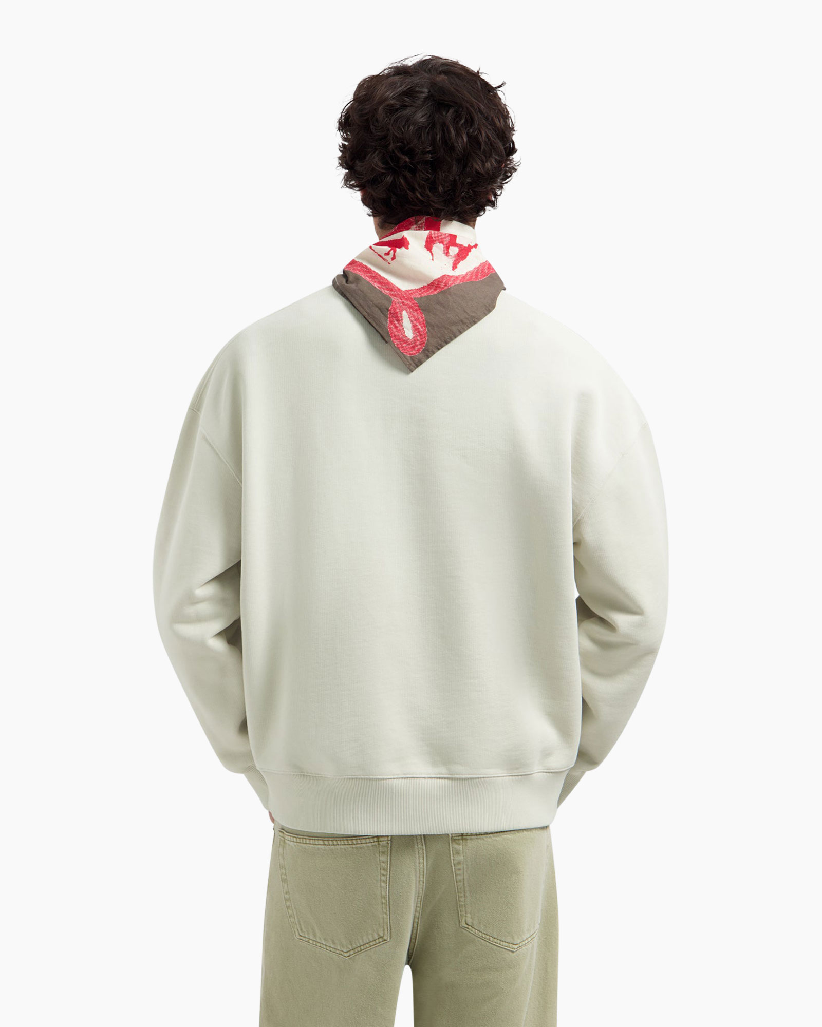 zachte trui, rond hals, beige, bandana, accessoire sjaal, khaki pantalon, riem