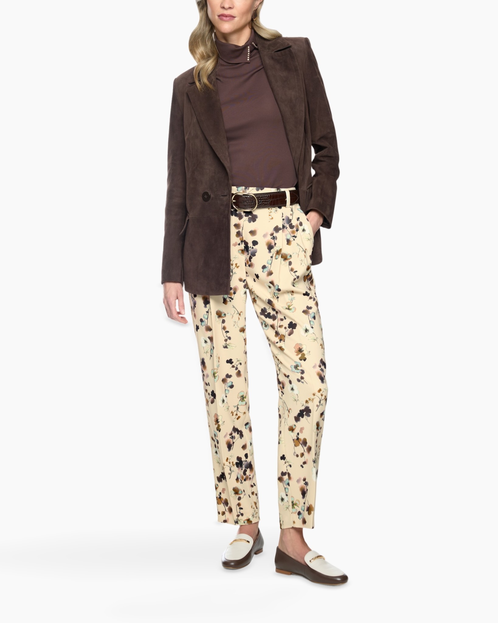 bruin blazer, turquoise bloemenbroekje, crème broek, loafers, rolkraag top