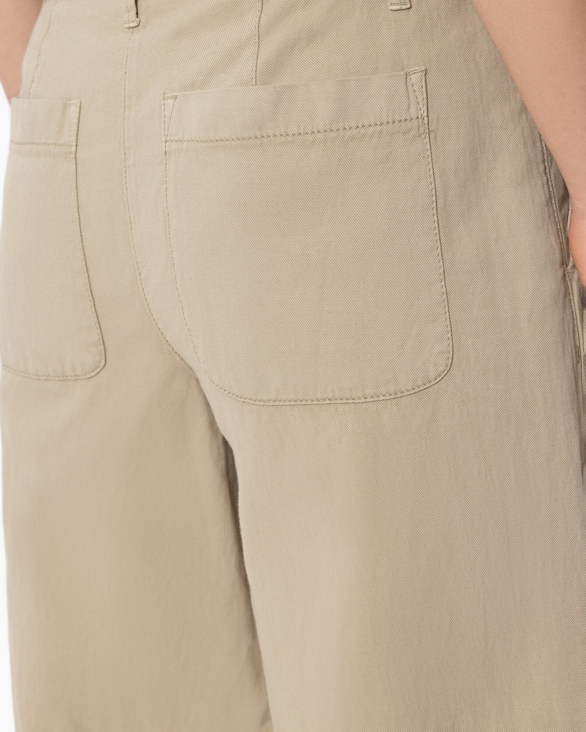 beige, broek, rugzakzak?, stiksels, tailleband