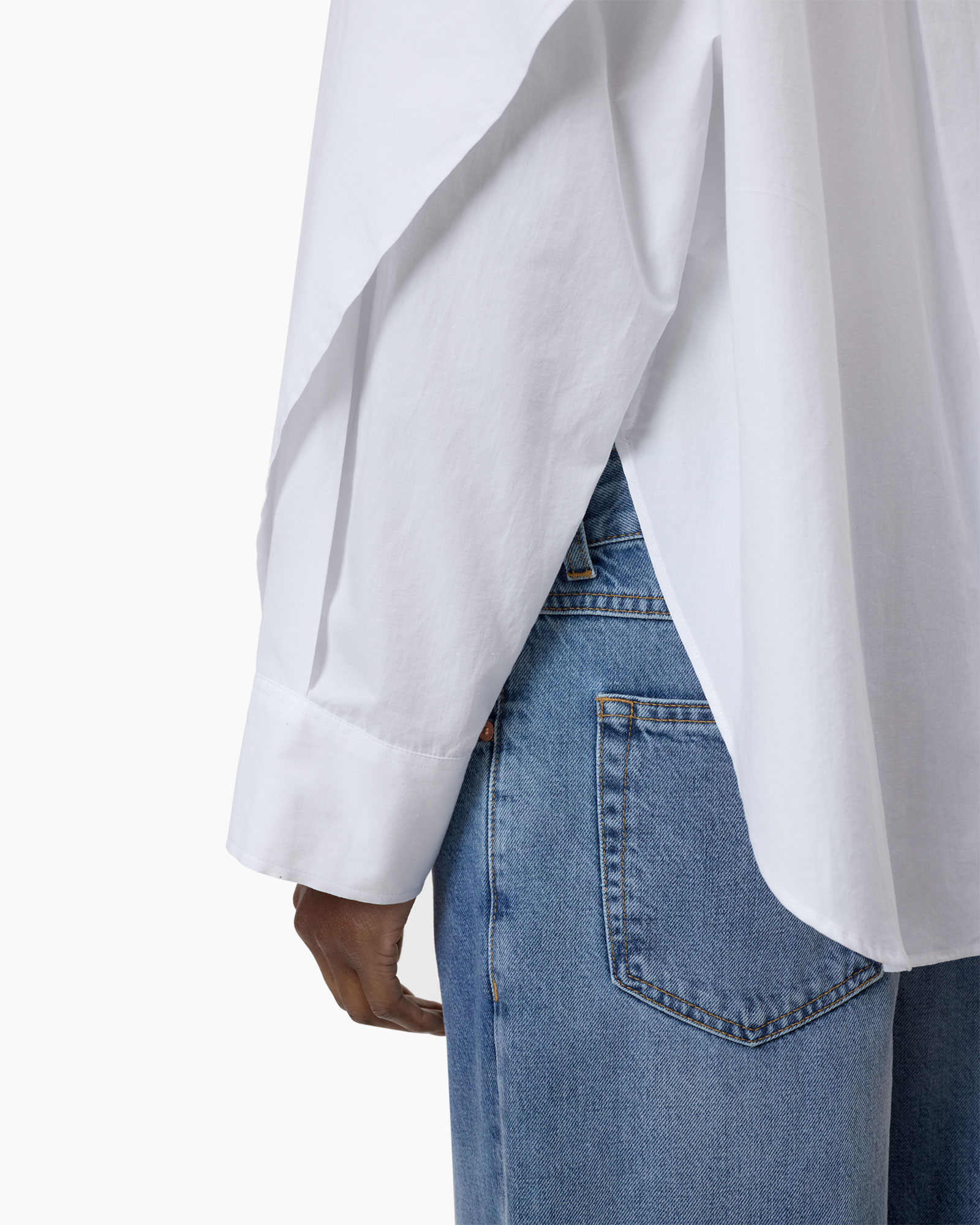witte shirt, lange mouw, katoen, splitten zoom, blauwe spijkerbroek