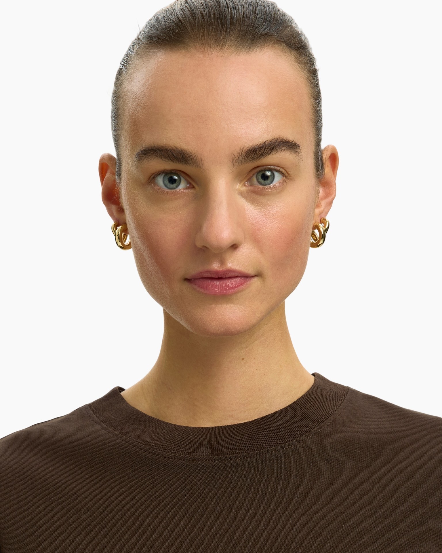 oorbellen, goud, haakjes, bruin shirt, vrouw