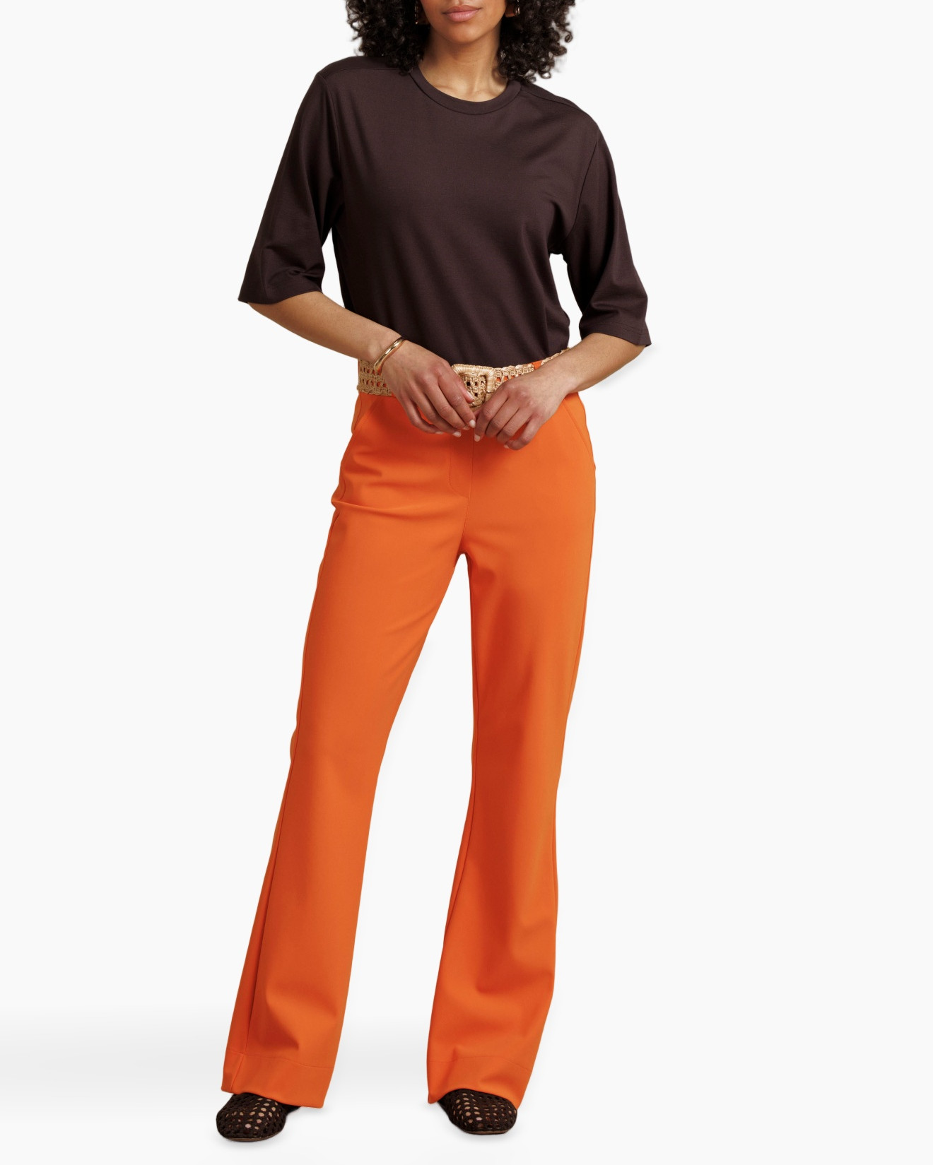 top, t-shirt, bruin, middenmouw, broek, oranje, wijdedleg, riempje, gevlochten riem, outfit