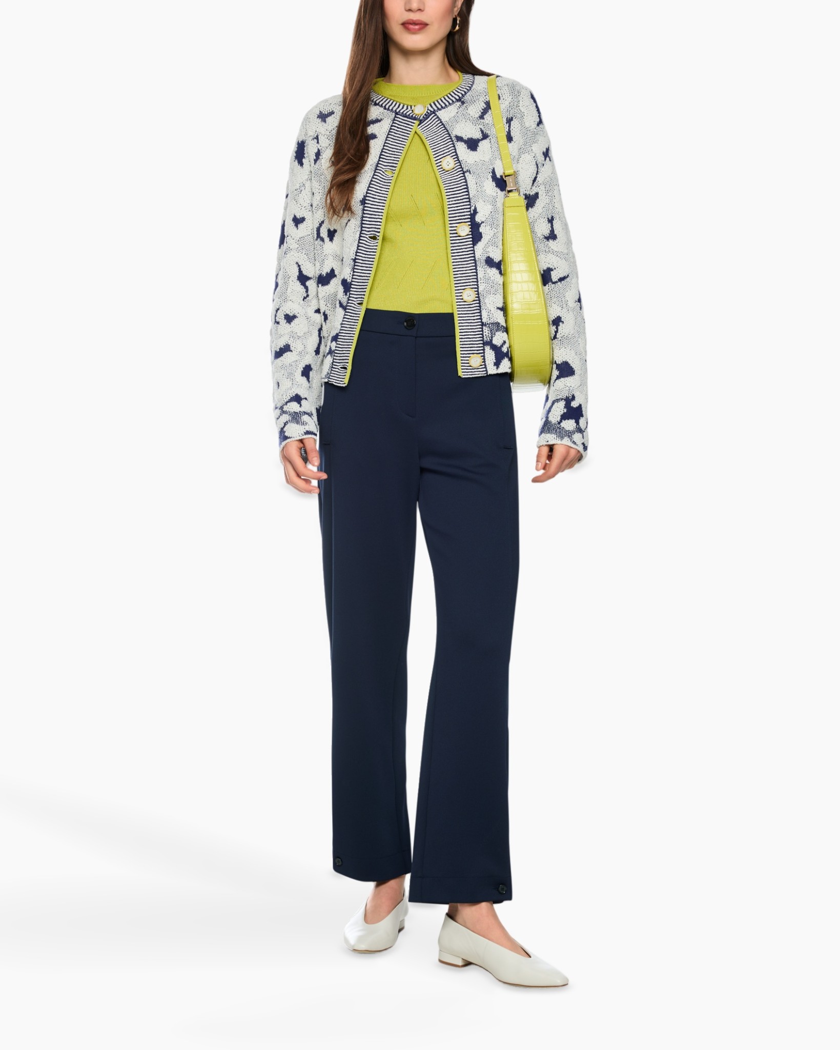 vest cardigan, patroon met vogels, breipaar jack, nachtblauw broek, geel top