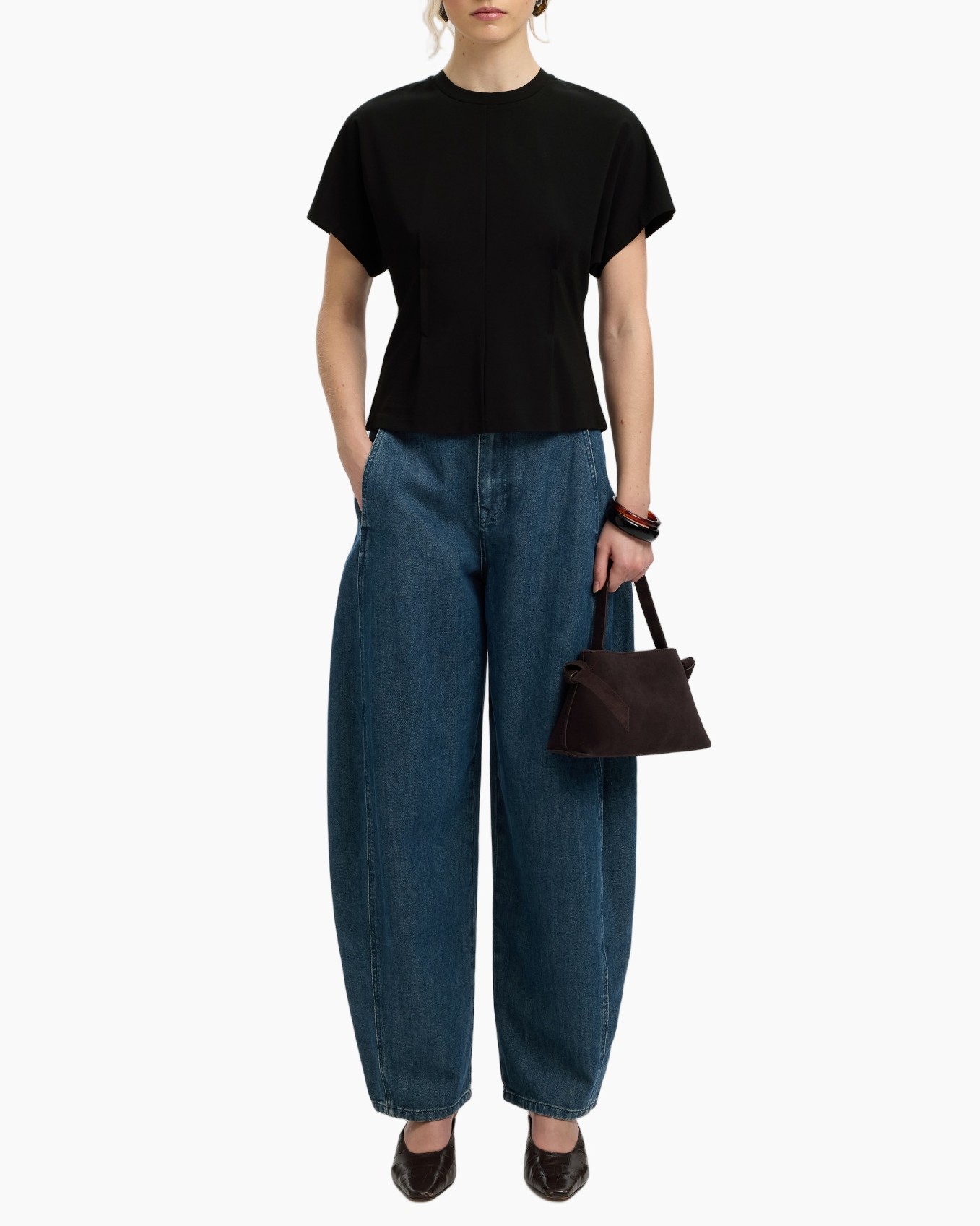 top, t-shirt, zwart, korte mouwen, wijdde jeans, handtas, mandtas, bruine handtas, armbanden
