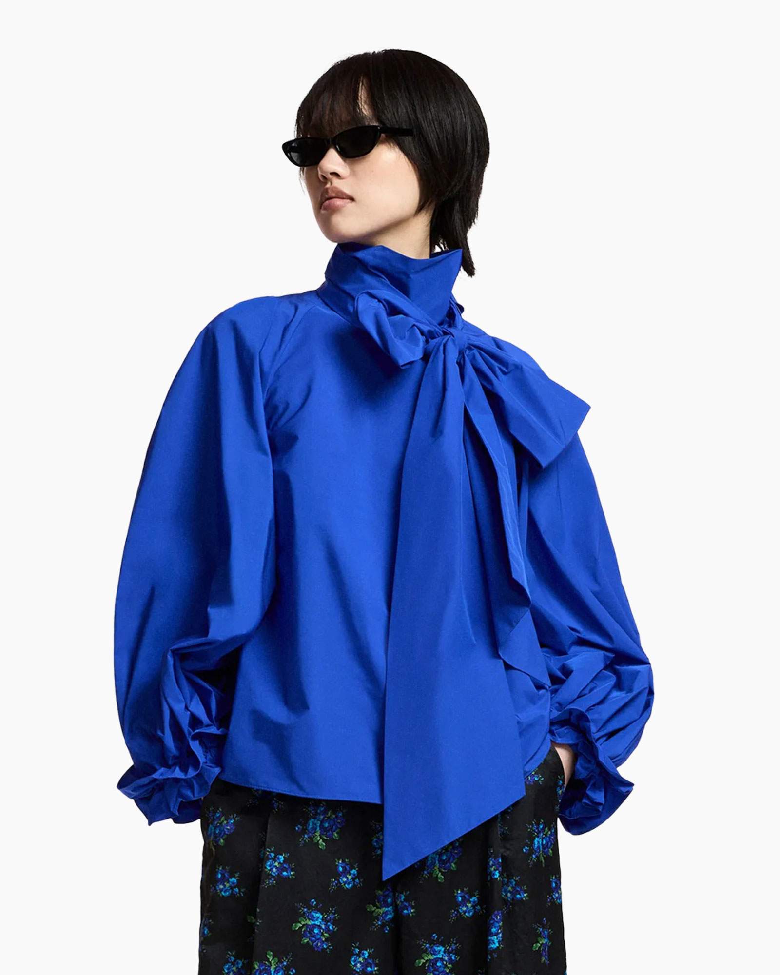 blouse blå, puffärm, strik knoop, hoge kraag, oversized