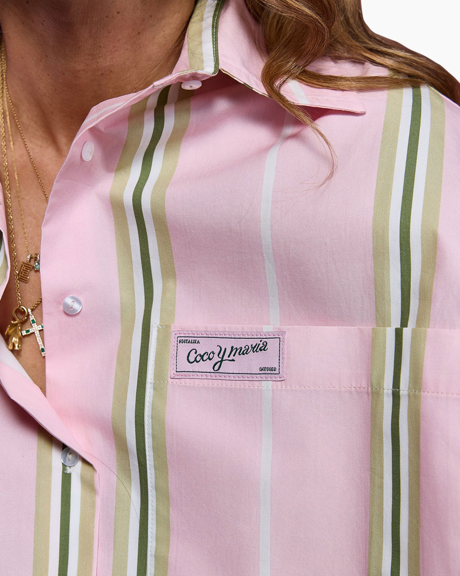 roze shirt, gestreept patroon, knopen-down, zak, label