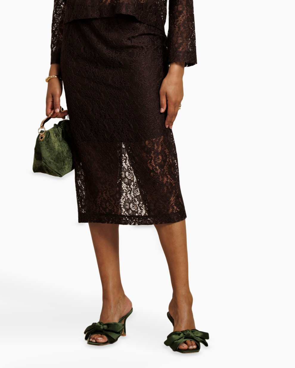 lacet jurk, middellengte, zwart, slit, groene sandalen