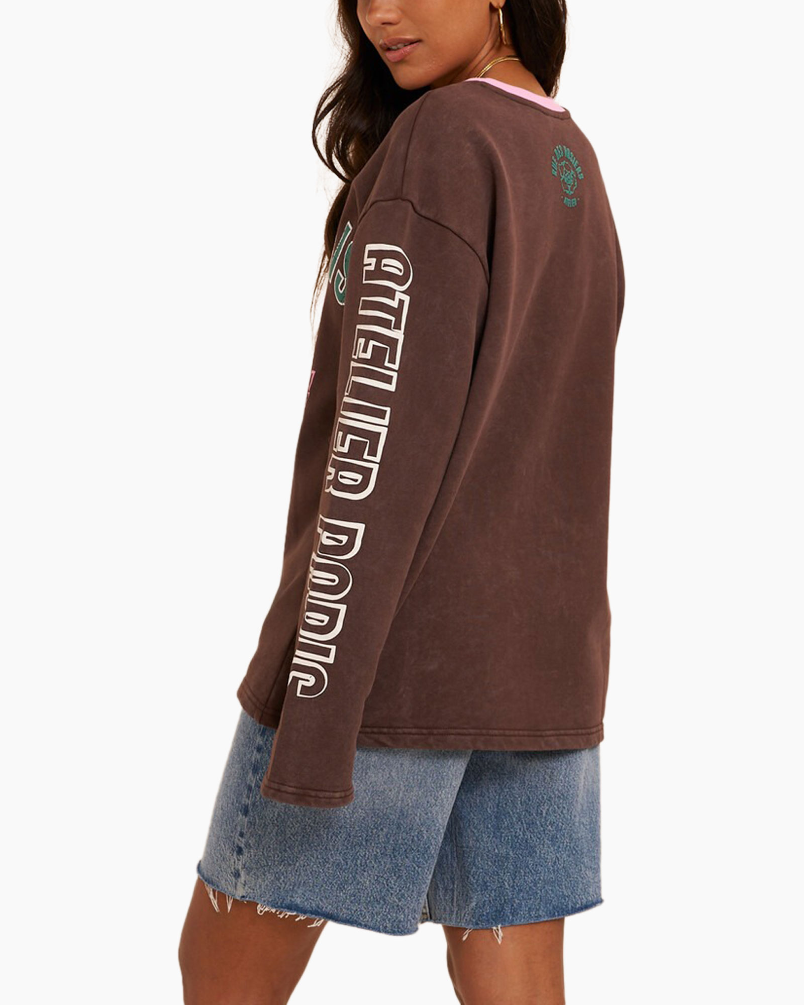 lange mouwen shirt, grafische shirt, bruine top, vet lettertype, denim shorts