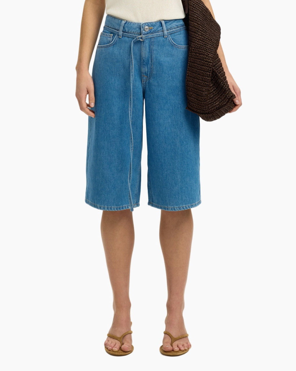 denim shorts, midden lang, blauw, riem, sandalen