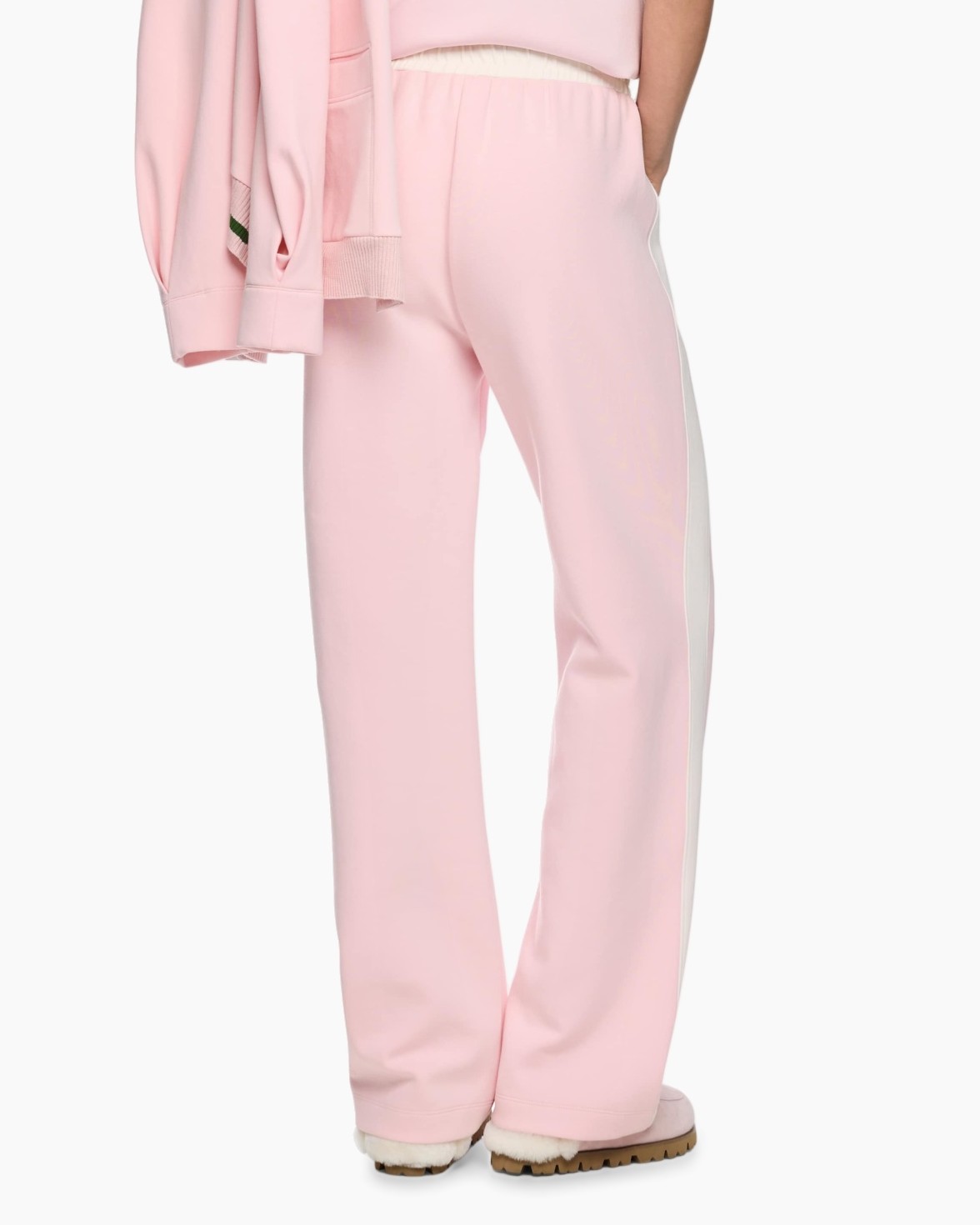 roze broeken, trainingsbroek, zacht fleece, witte zijkantstreep, slip-on schoenen, knusse joggers
