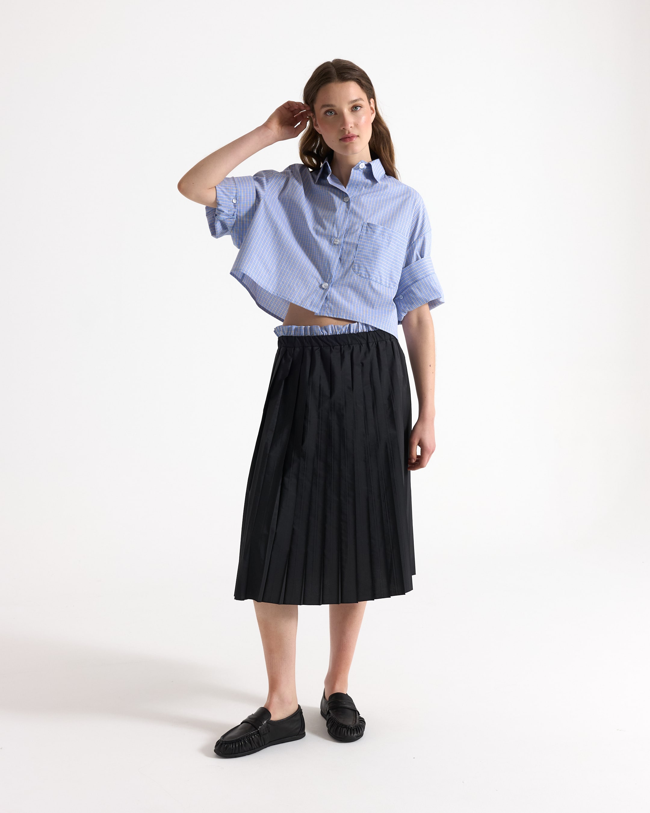 blouse met knopen, blauw gestreept,  cropped, plissérok, zwart rood?