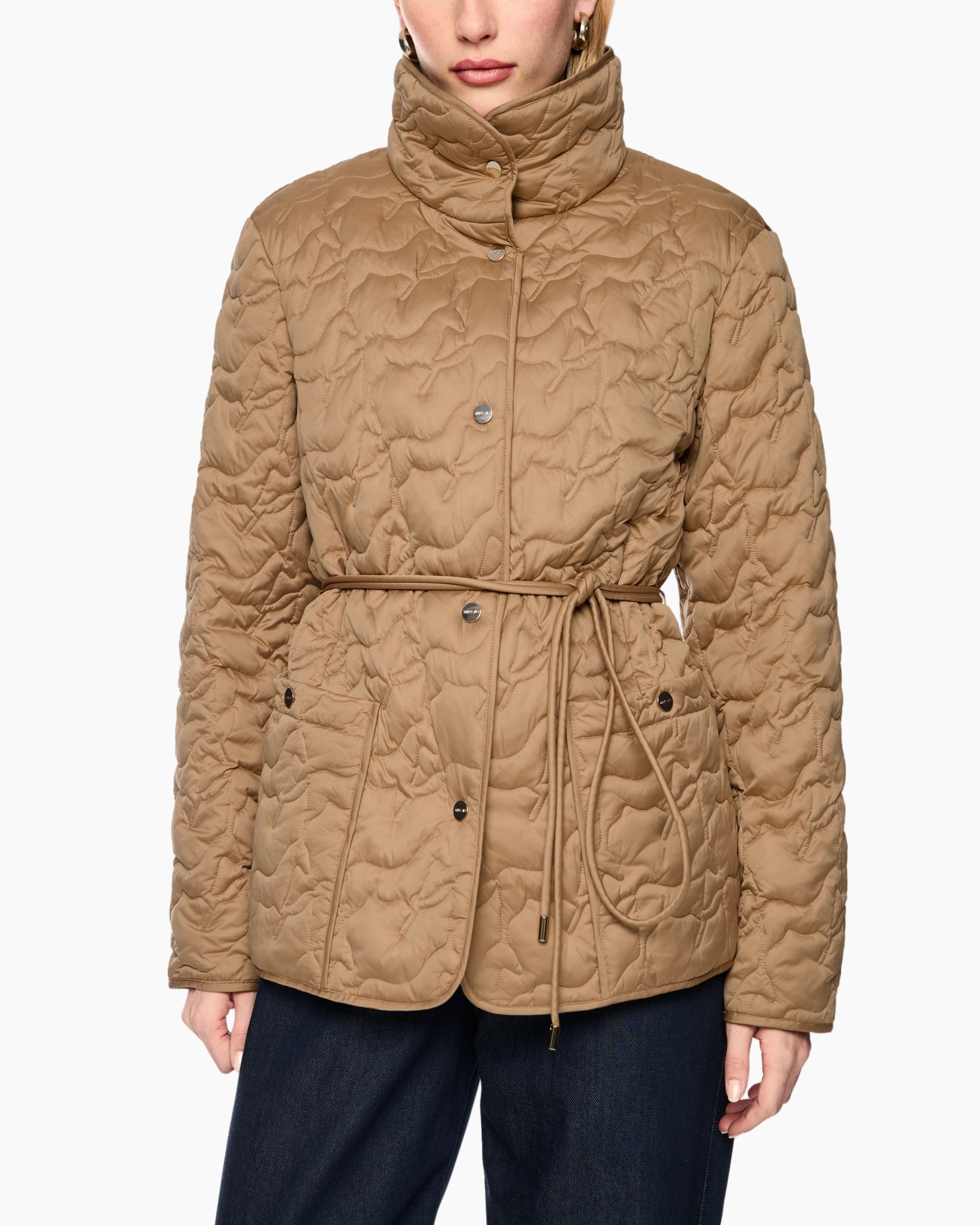 gewatteerde jas, beige, riemceper, hoge kraag, drukkers