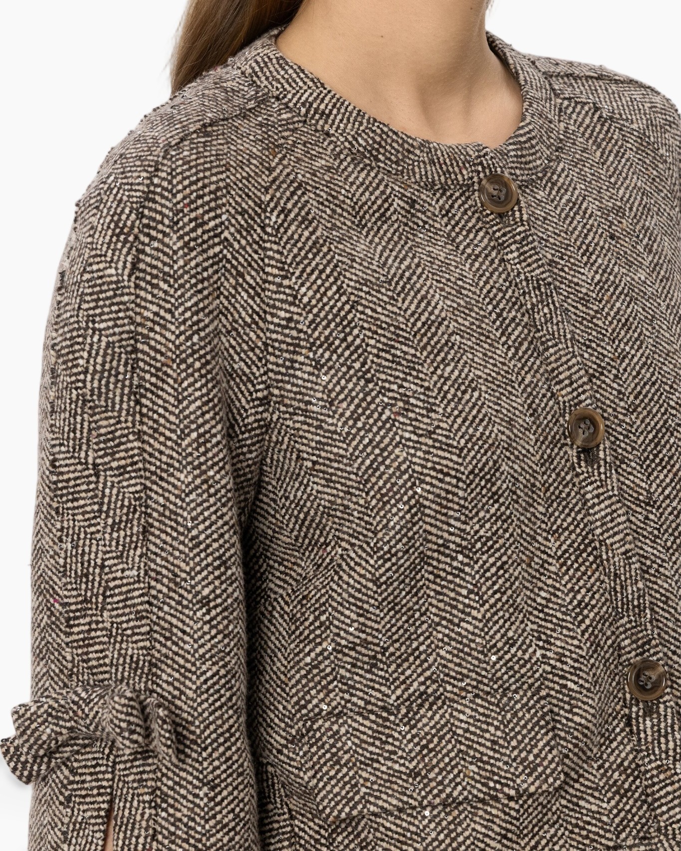 jas blazer met ruitpatroon, tweed jas, knopsluiting veste, kanten borduur top, neutrale kleuren, jasje met ruitaccent, gebreide jas, knopen jas, kantafwerking, neutrale beige