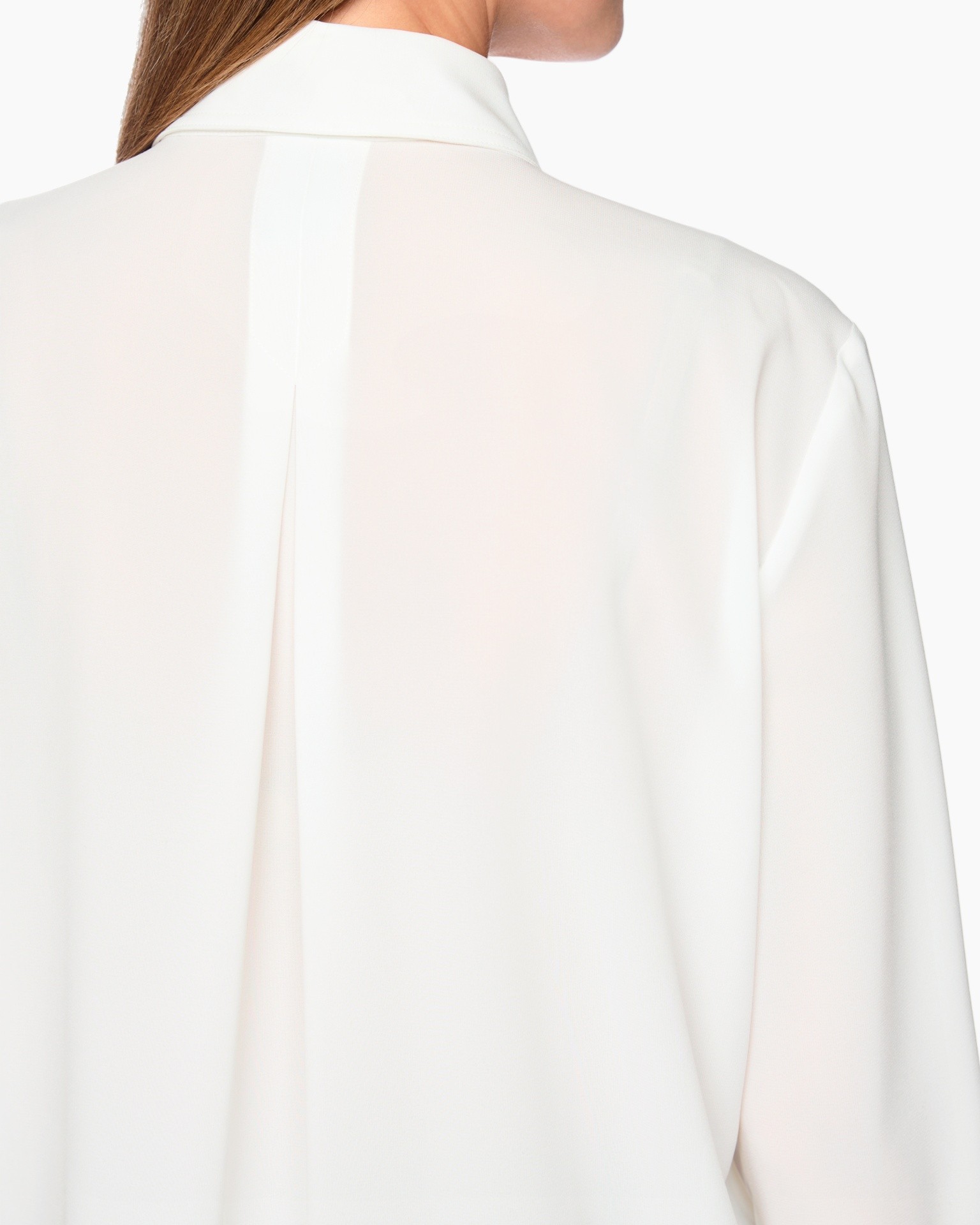 witte blouse, kraag, terugblik, zachte stof, knopenrij