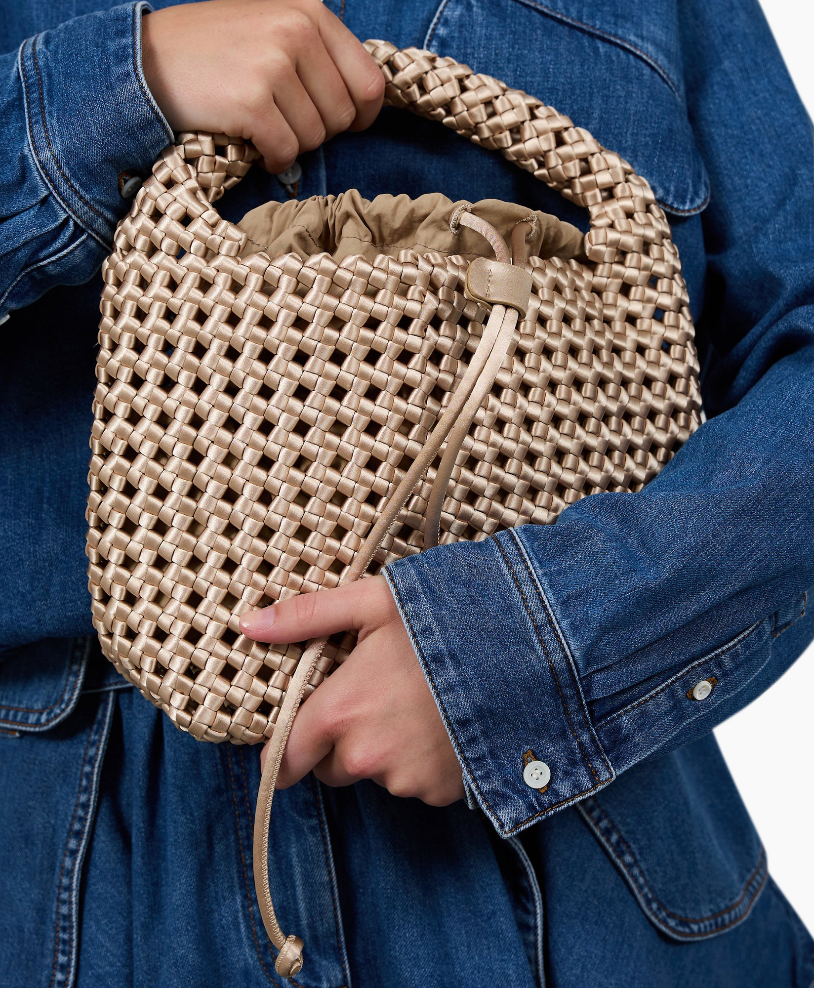 geweven tas, touwtjesluiting, beige, handtas, denim outfit