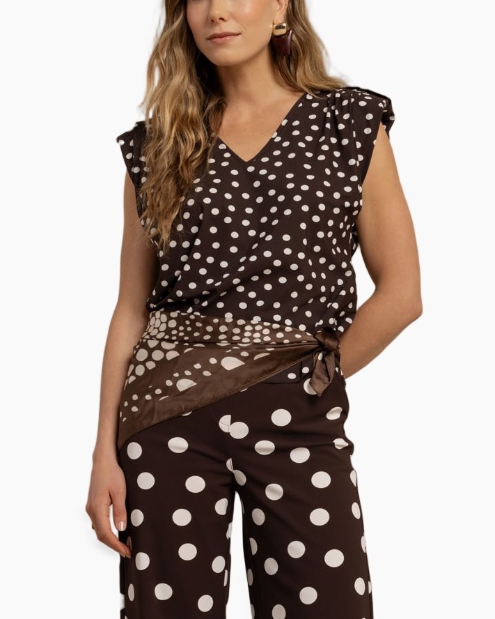 polka dot, bruin top, v-hals, mouwloos, wikkel broek