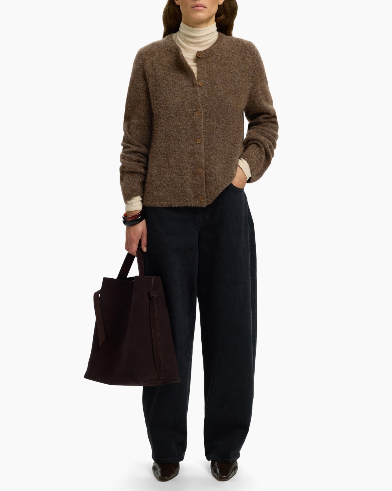 cardigan, bruin, breiwerk, knopen, bruin vest, donker spijkerbroek, tote tas, loafers