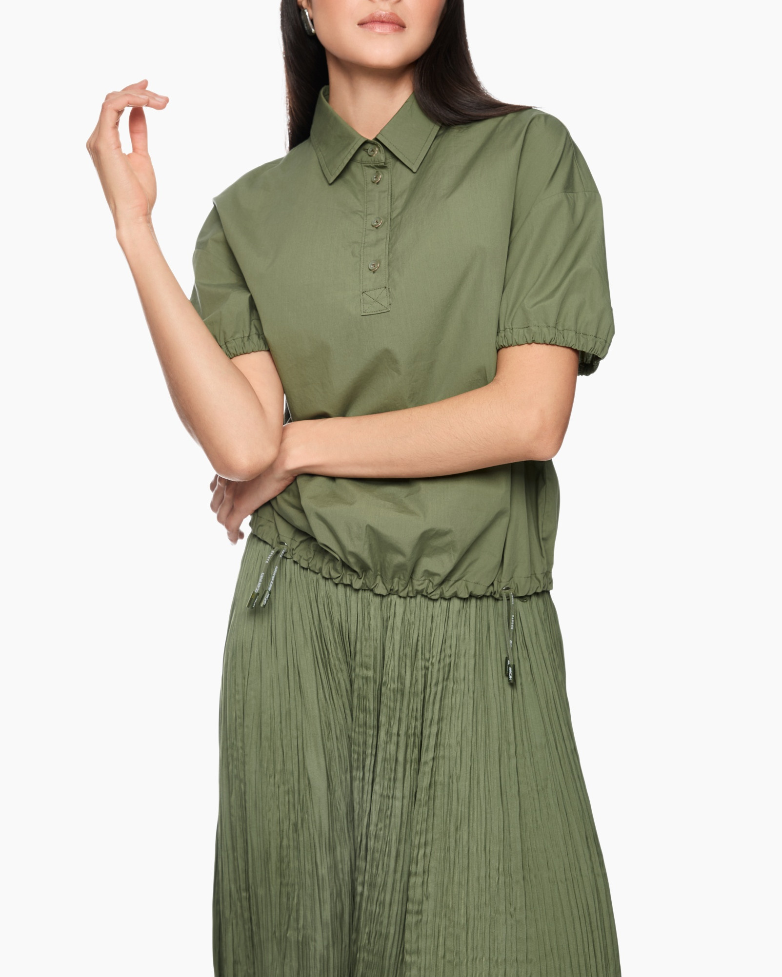 korte mouwen polo, groene top, trekkoord taille, plooien rok, knopen voorpoot