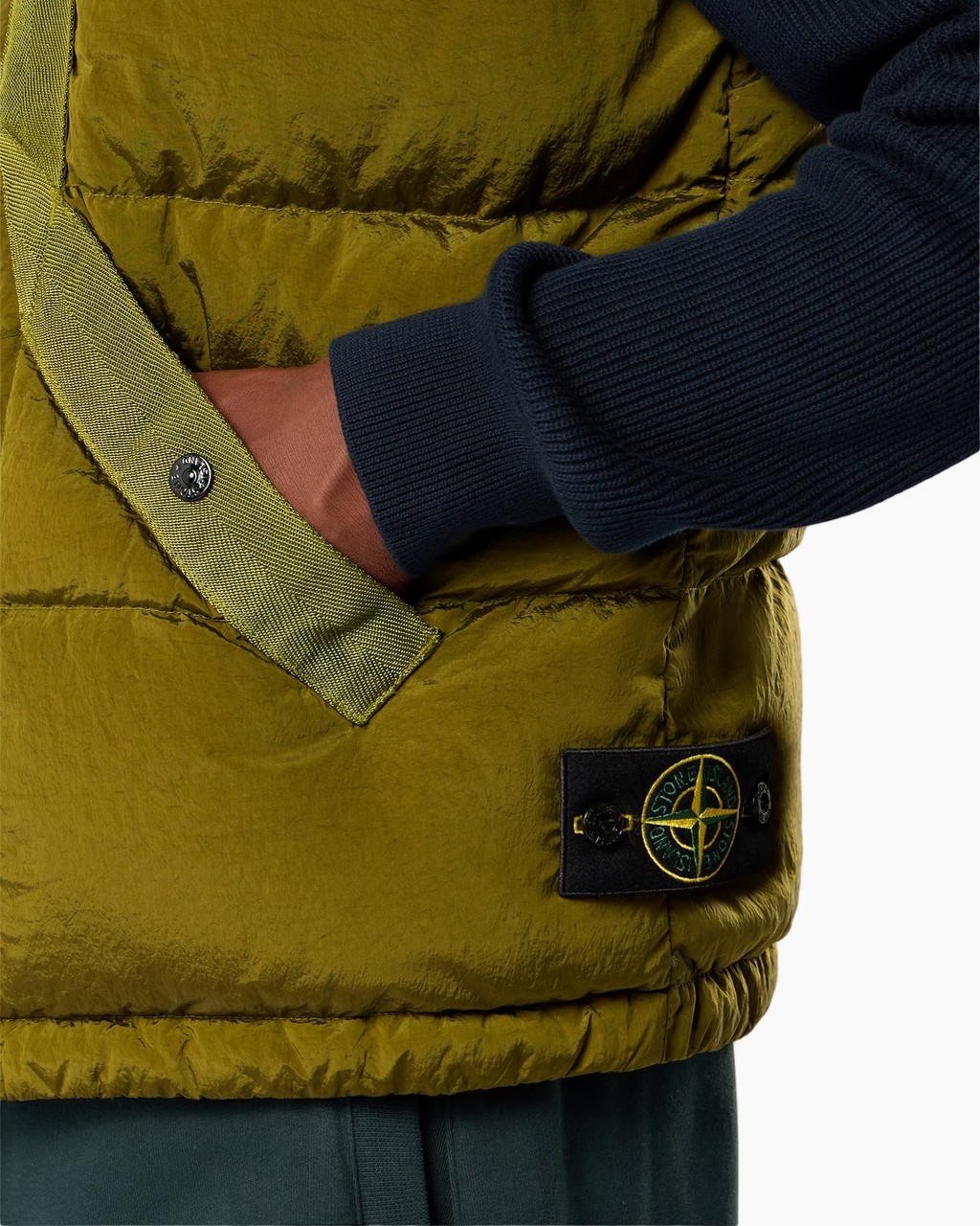 puffer vest, olijfgroene, patch van stof, logo patch, riemdetail