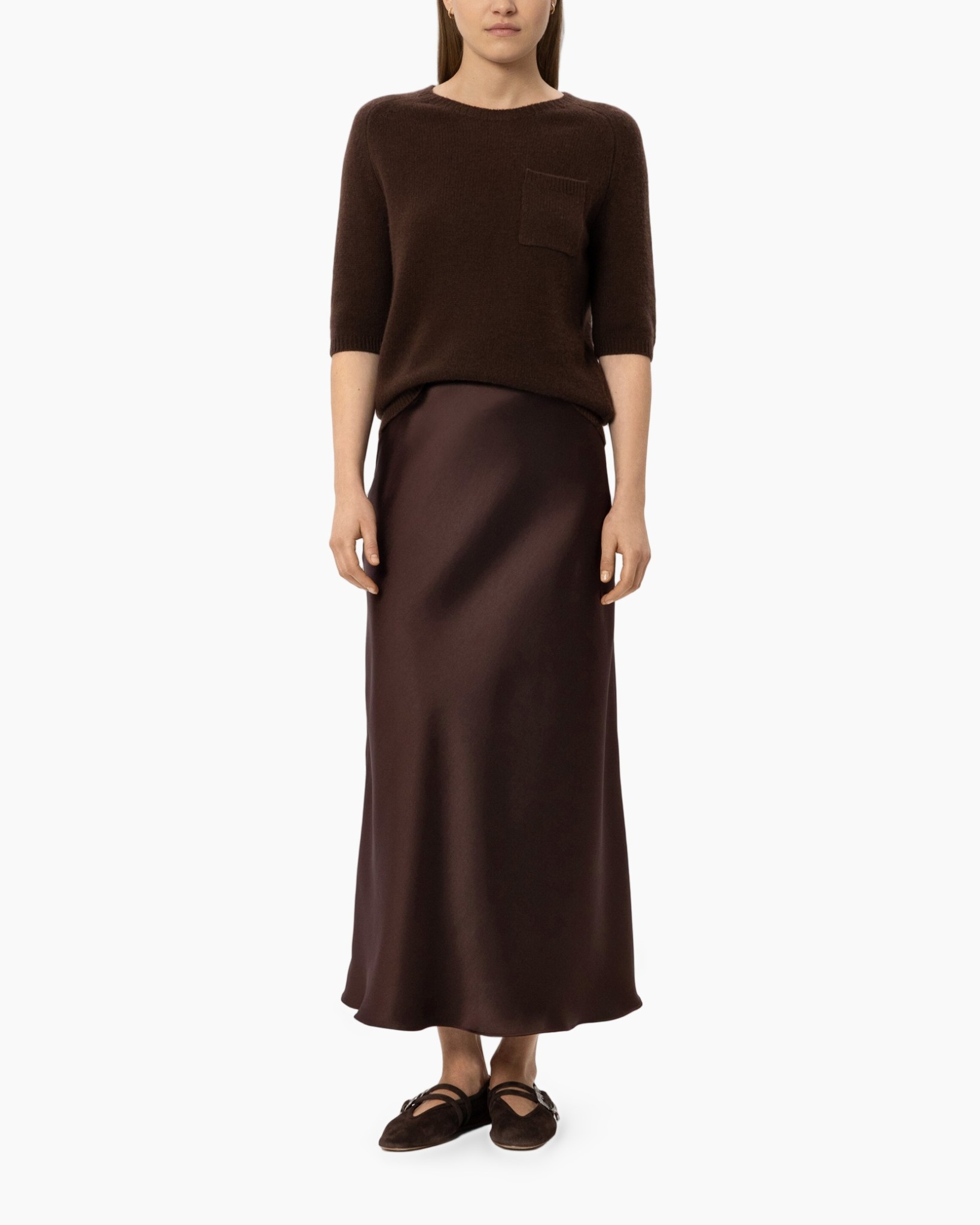 bruin vest, brei bovenstuk, korte mouwen, zakdetail, bruin satijnen rok