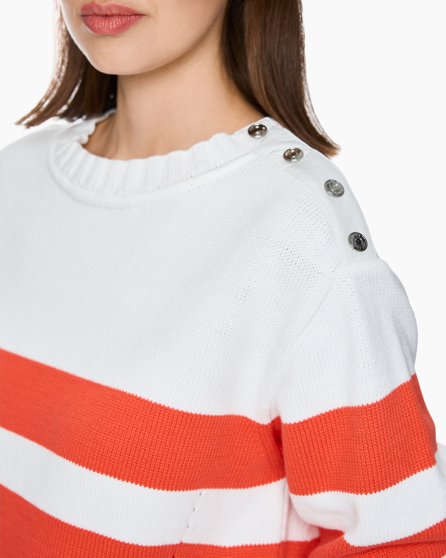 Gebreide trui, witte trui, gestreepte trui, schouderknopen, oranje streep