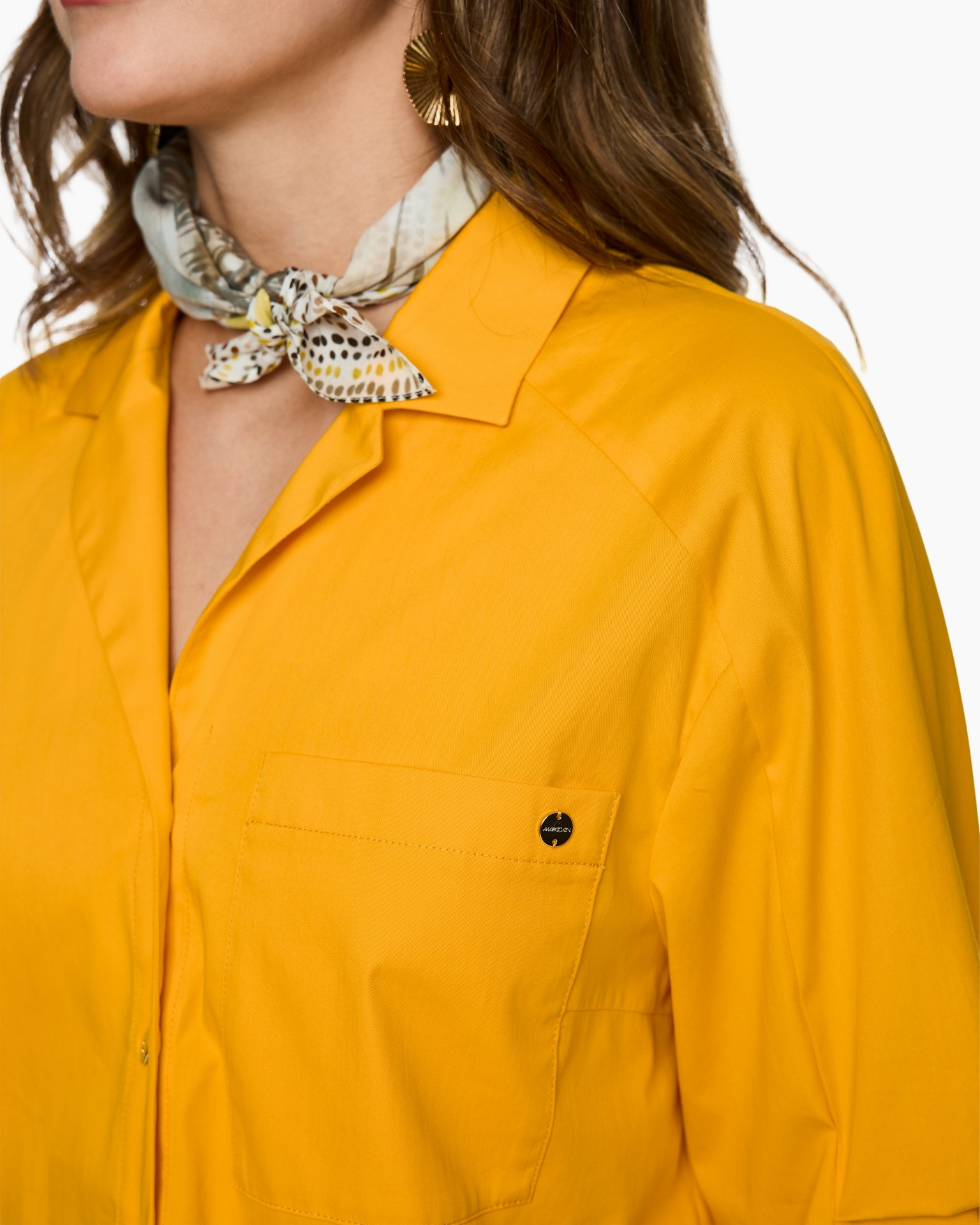 geel shirt, kraag shirt, zak, knop, sjaaltje accessoire