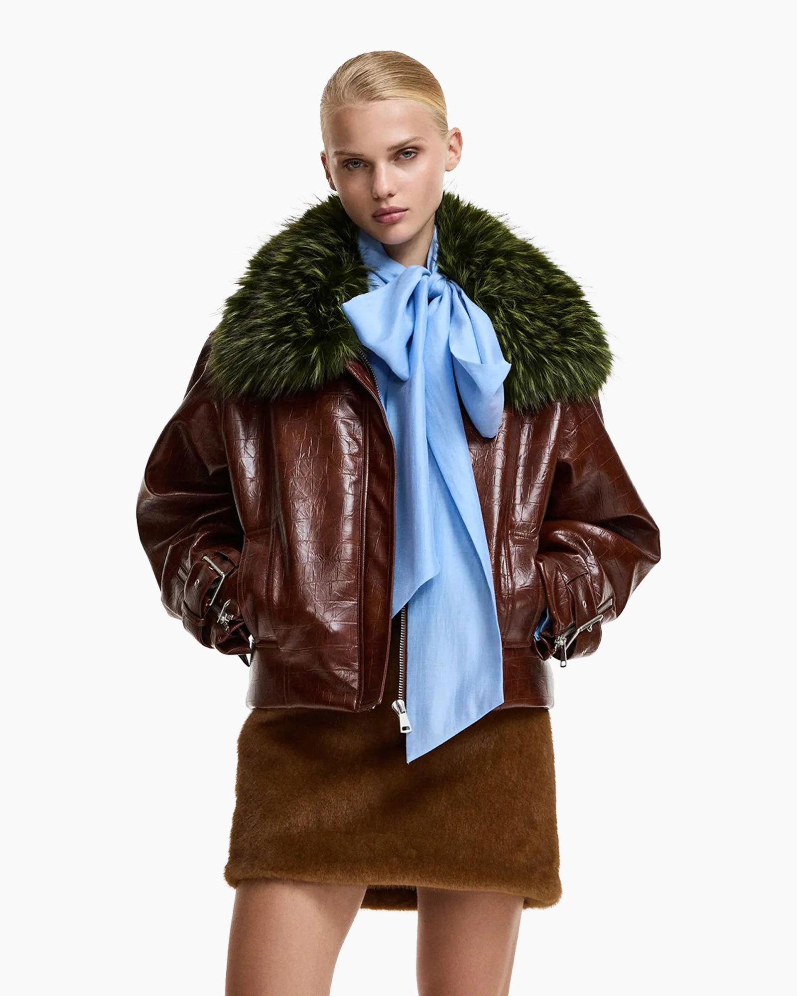 leren jas, groene bont, blauwe sjaal, bruine rok, bontkraag
