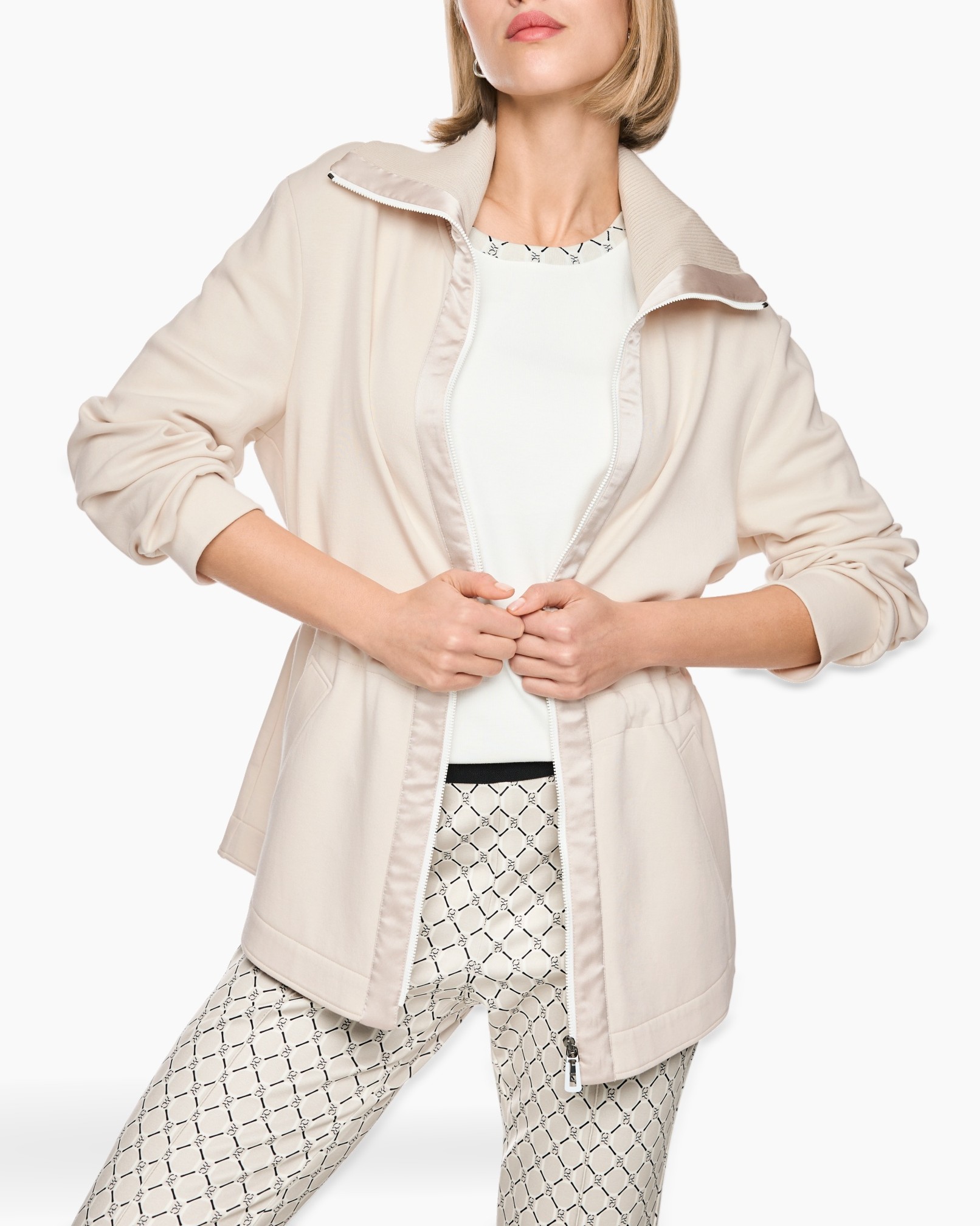 beige jas, ritsjas, kraagjas, lange mouwen, beige buitenlaag