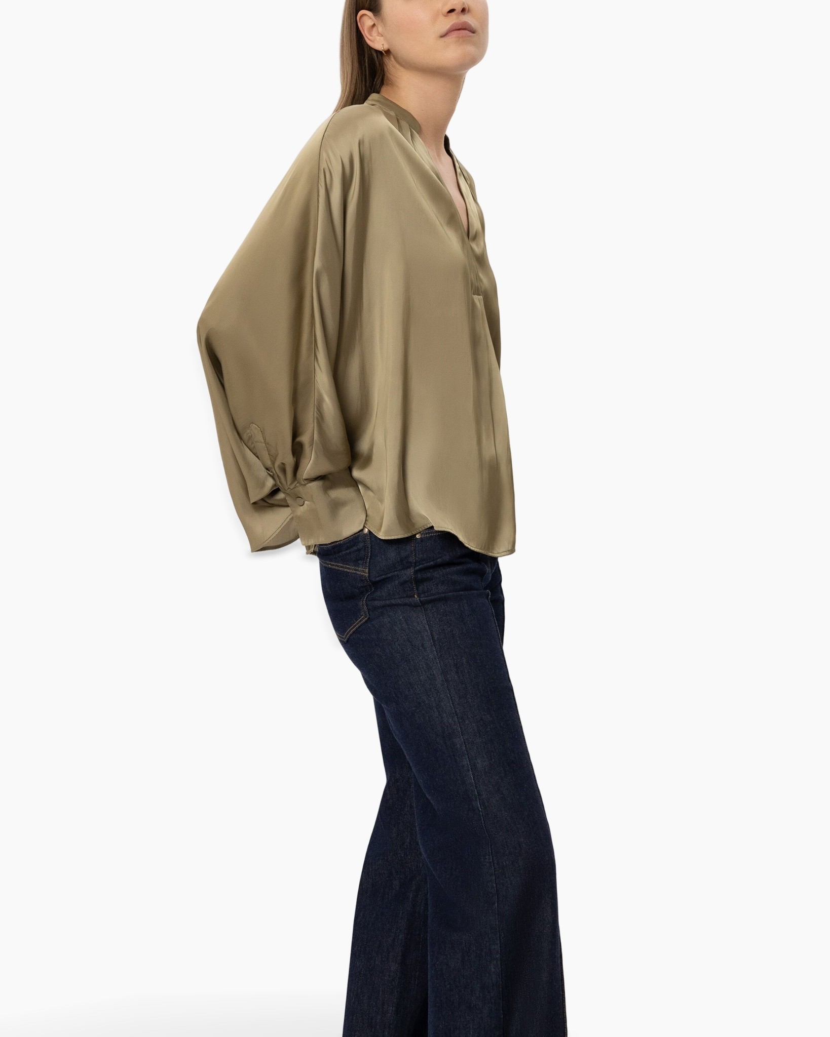 zachte blouse, pluizende mouw, goudkleurig, v-hals, losse pasvorm