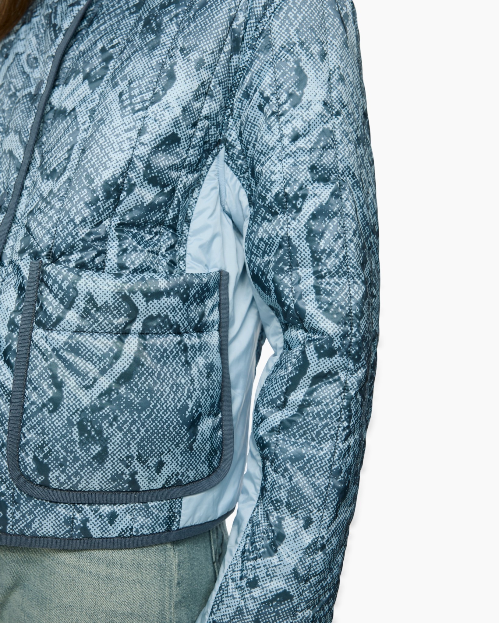 winterjas, camouflage patroon, ritssluiting, zak, lichtblauwe voering